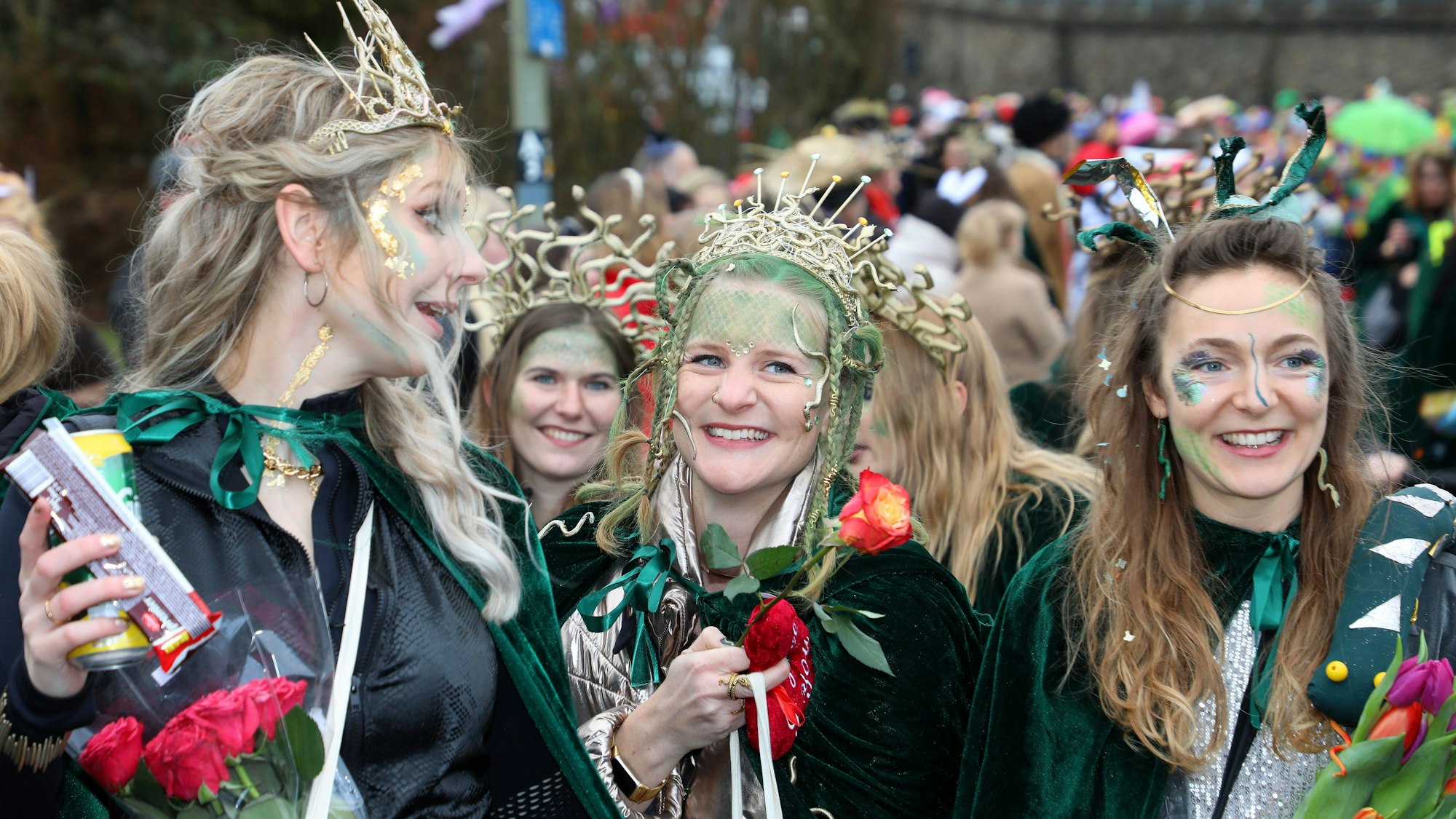 Junge Frauen tragen filigranen Kopfputz im Kürtener Karnevalszug.