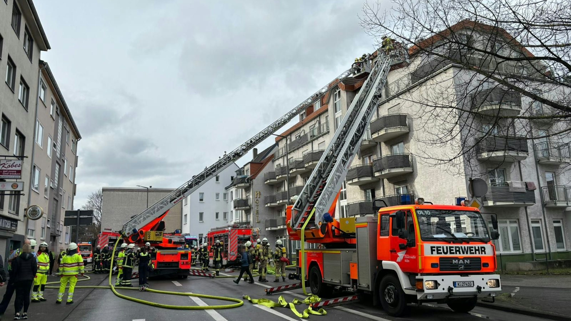 Die Feuerwehr ist am Samstag, 10. Februar, in der Solinger Straße in Köln-Kalk im Einsatz. Nach einem Brand in einem Wohnhaus mussten mehrere Menschen aus dem Gebäude gerettet werden.
