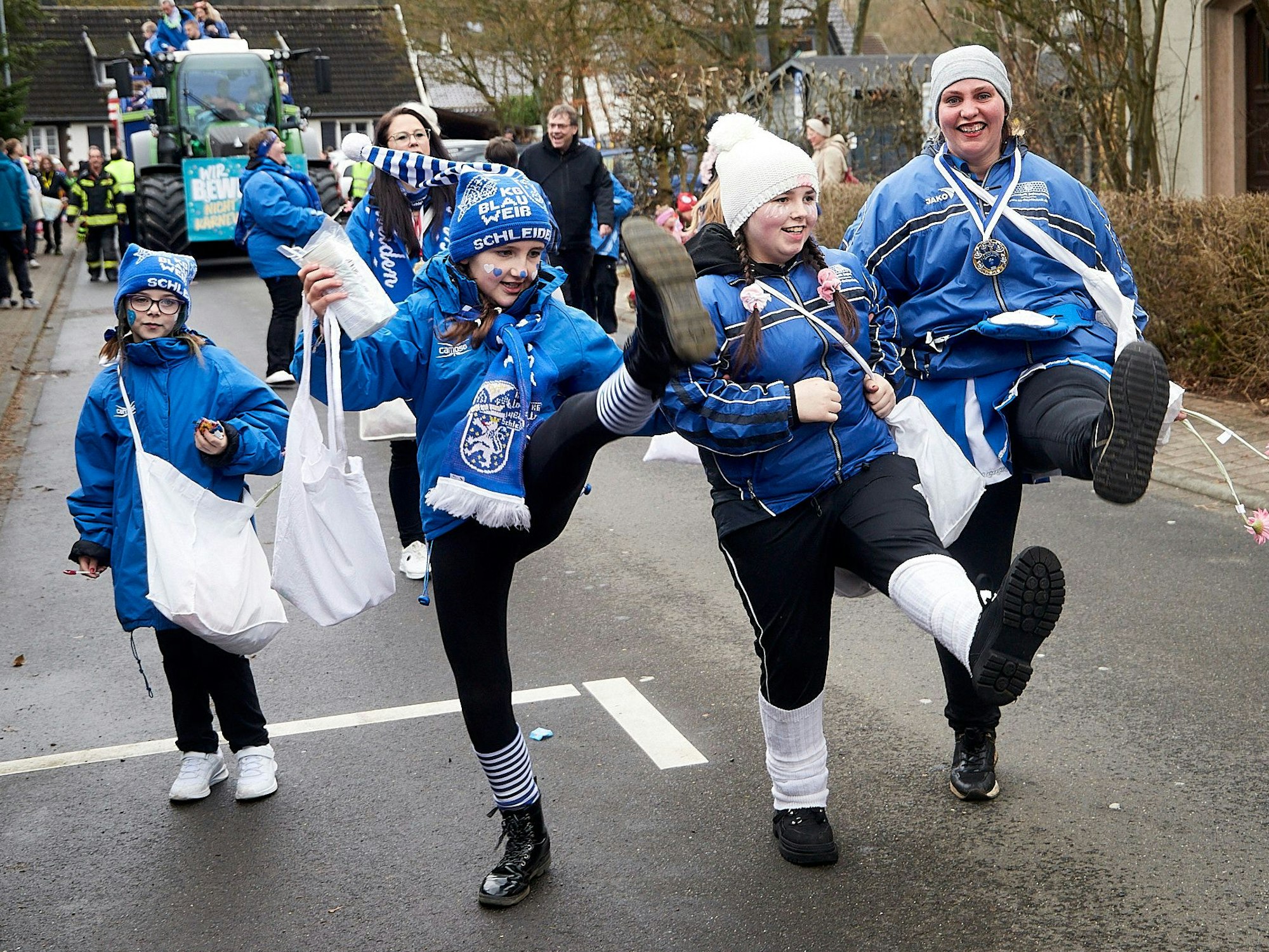 Fröhlich waren die Karnevalisten von Blau-Weiß Schleiden unterwegs.