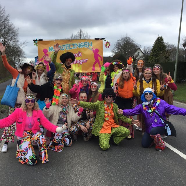 Hippies jubeln vor einem Karnevalswagen in Overath-Marialinden.
