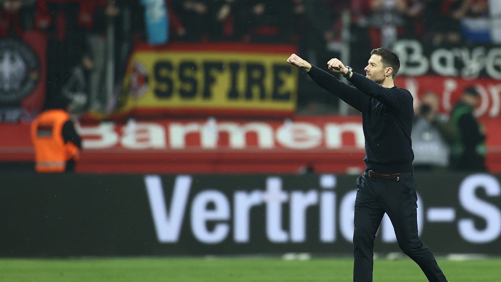 Leverkusens Trainer Xabi Alonso jubelt nach dem Spiel.