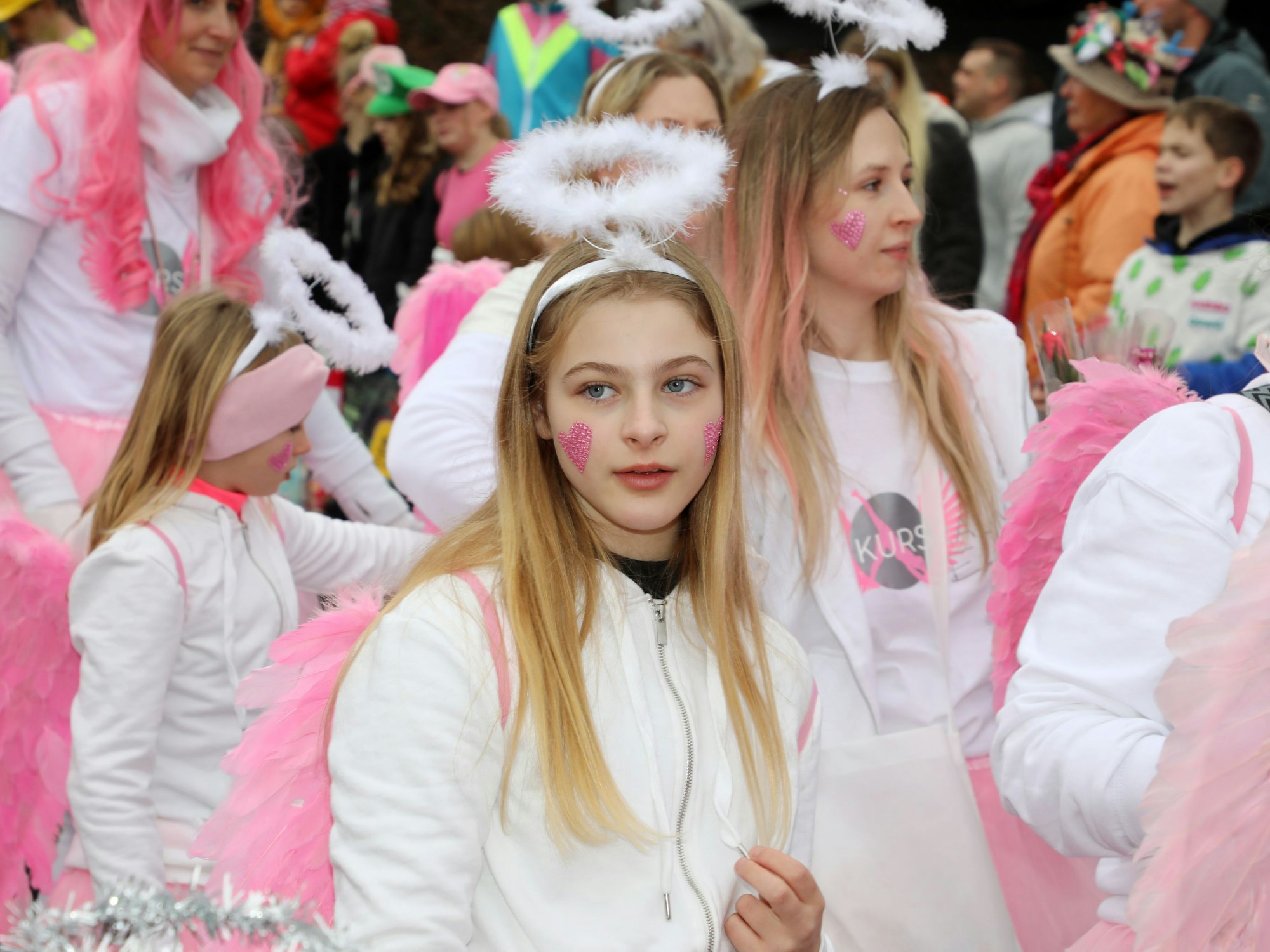 Als rosafarbene Engel gehen die Teilnehmerinnen des Kursraum Engel.