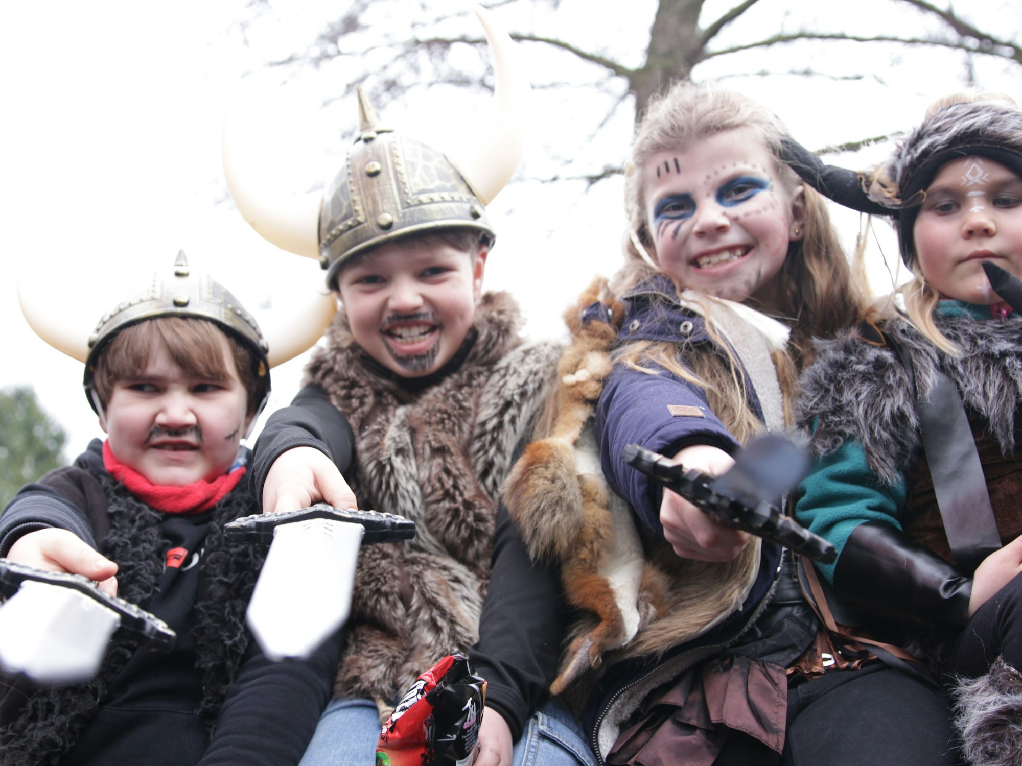 Vier als Wikinger verkleidete Kinder haben die Spielzeug-Schwerter gezückt.