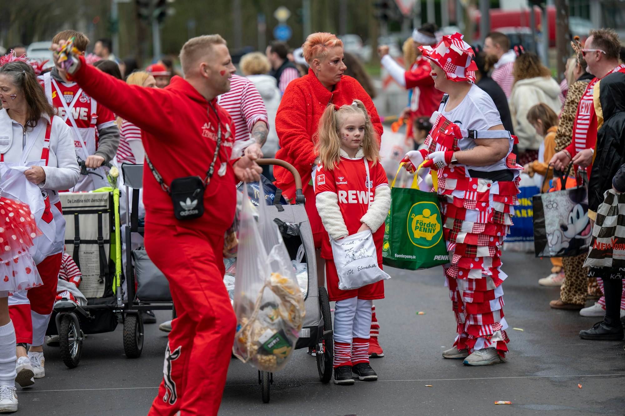 FC-Fans verteilen Kamelle auf dem Karnevalszug.
