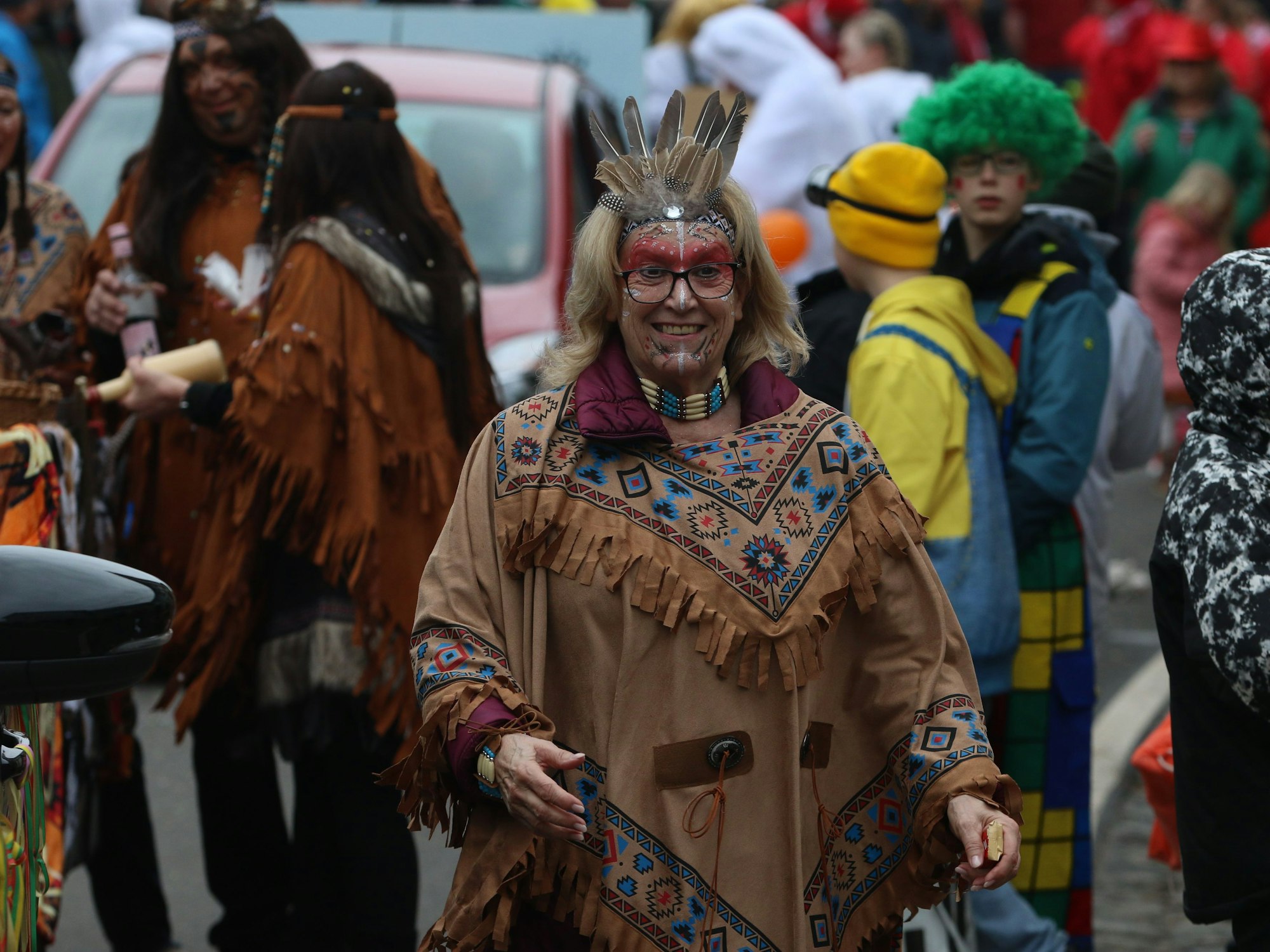 Ein weiterhin beliebtes Motto im Karneval ist der Indianer.