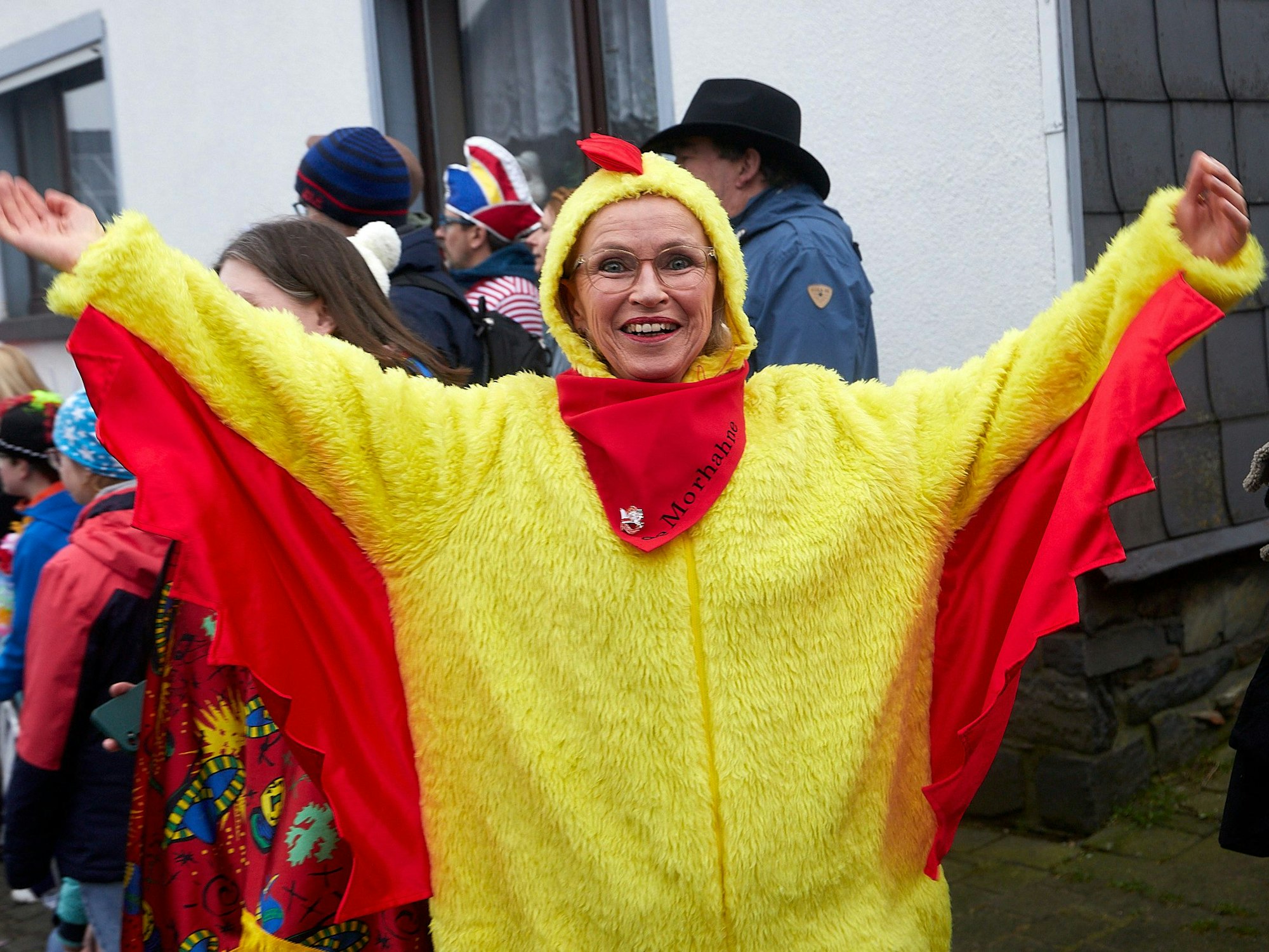Als Huhn ist eine Karnevalistin mit einem gelb-roten-Plüsch-Kostüm verkleidet.