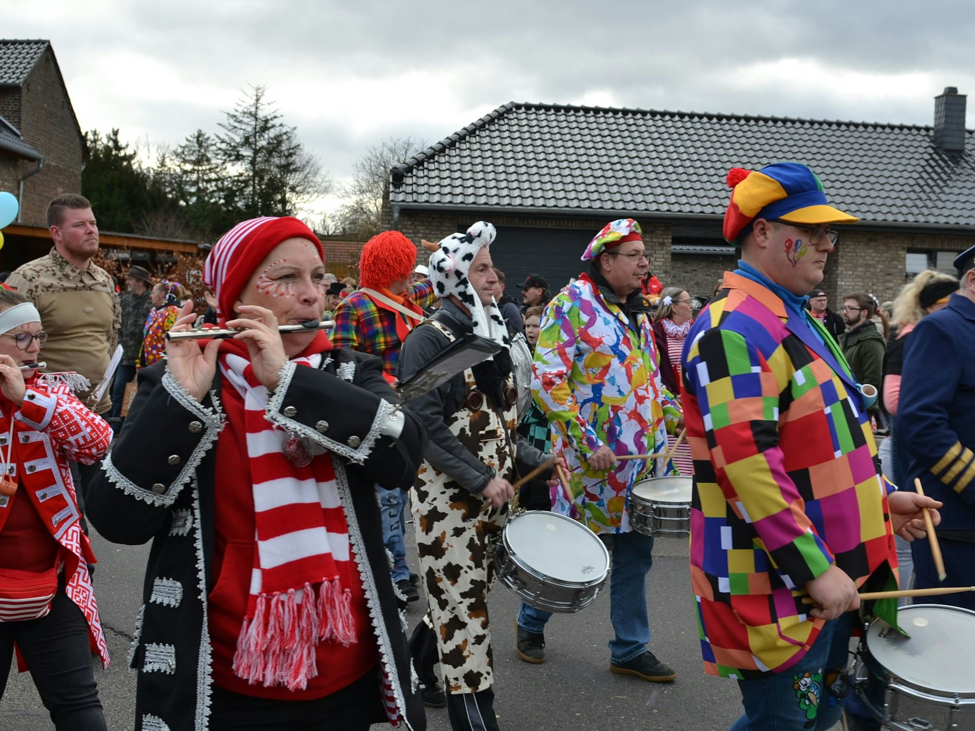 Bunt verkleidete Musiker spielen im Schwerfener Karnevalszug auf ihren Instrumenten.