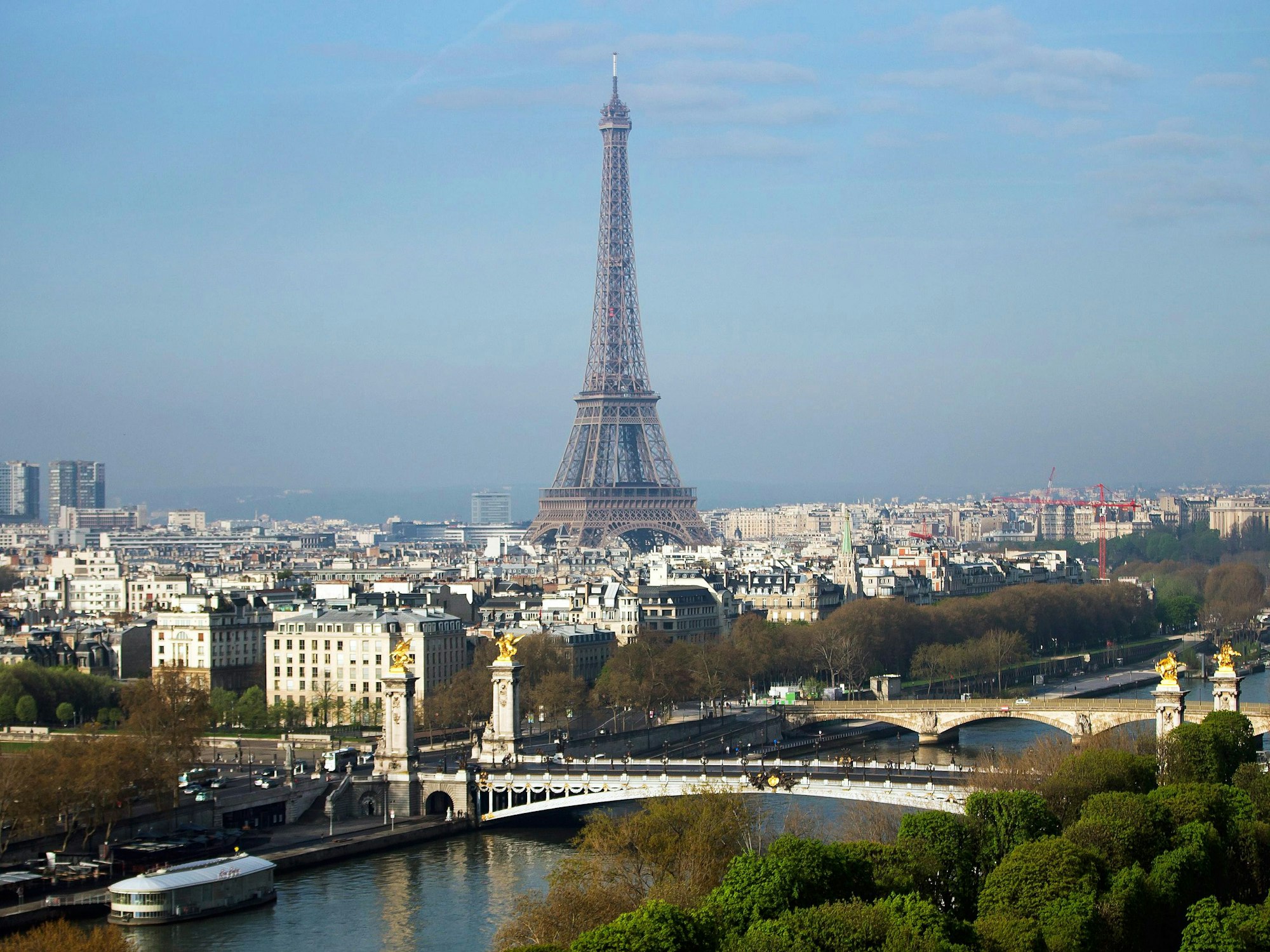 Blick auf Pariser Brücken an derSeine vor dem Eiffelturm im April 2015