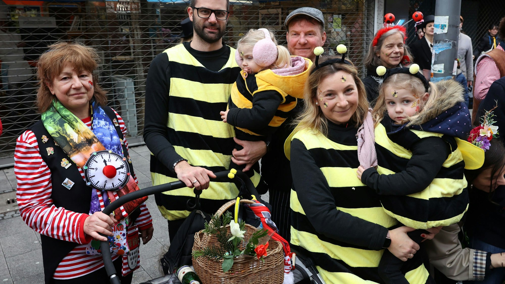 Diese als Bienen verkleidete Familie steht gemeinsam mit den Großeltern zusammen an der Severinstraße. Hier im Vringsveedel verfolgen besonders viele Zuschauer die Schull- und Veedeslzöch. 




