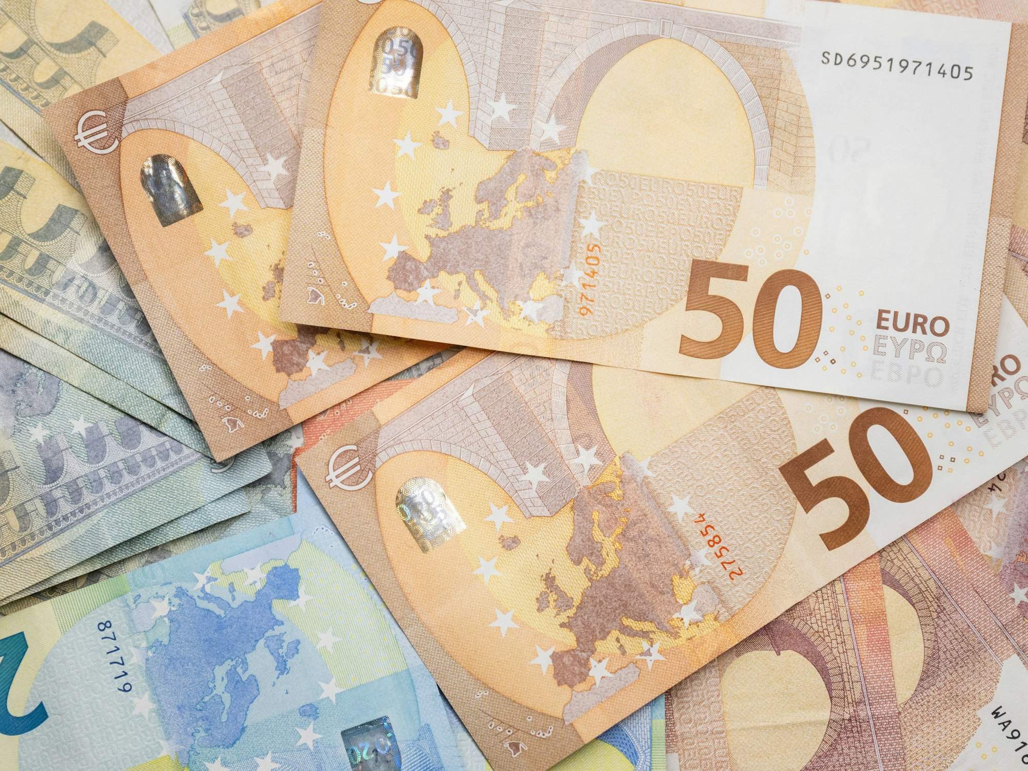 Zahlreiche Euro-Banknoten liegen auf einem Tisch, hier im November 2023 in Berlin.