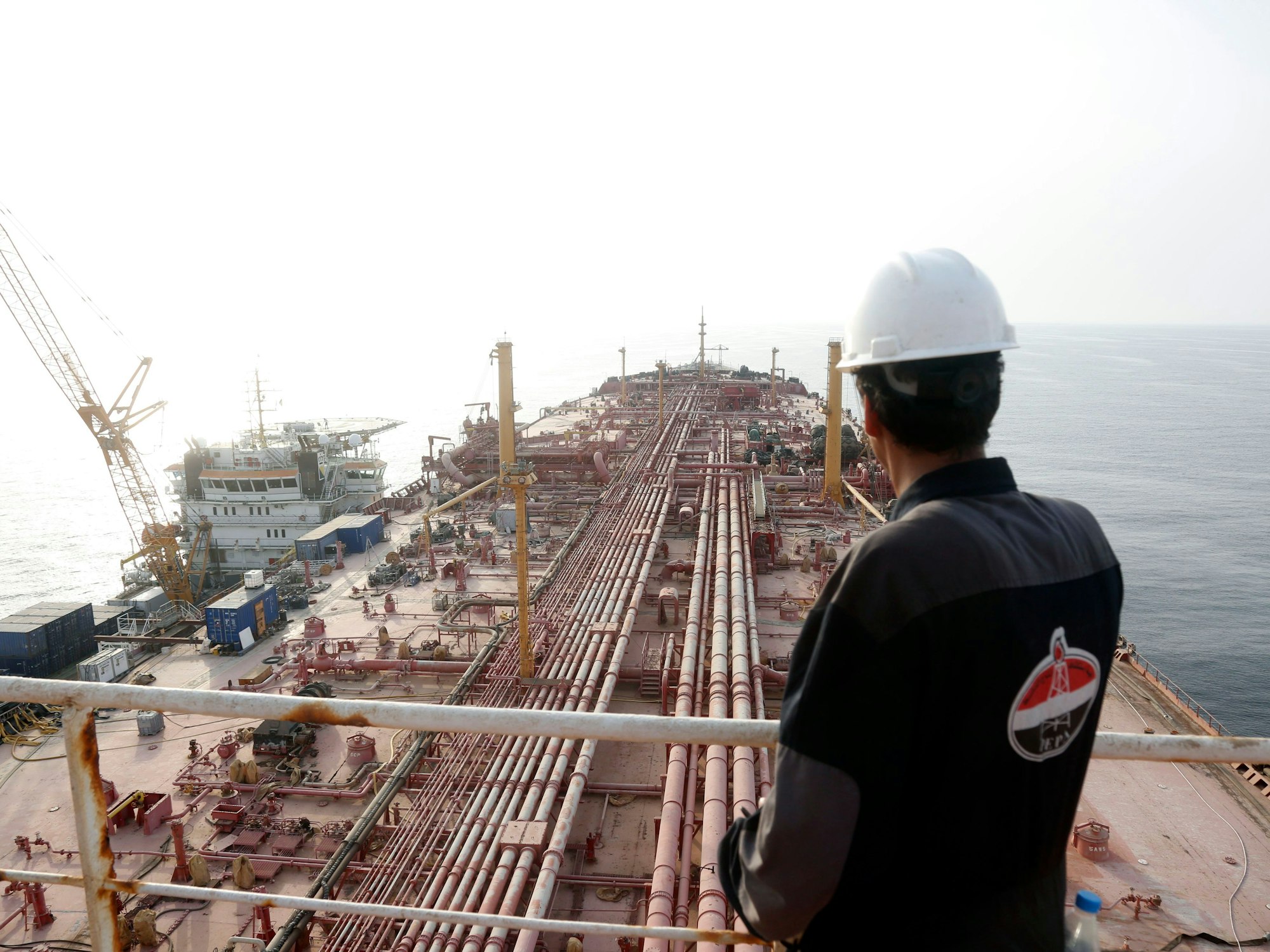 Ein Ingenieur steht im Hafen von Ras Issa auf dem oberen Deck der „FSO Safer“, einem Supertanker, der seit Jahren nicht mehr gewartet wurde, hier im Juli 2023.