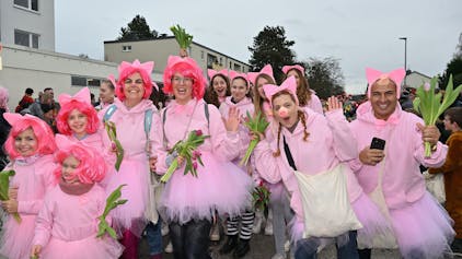 Das Foto zeigt Jecke beim Karnevalszug in Refrath
