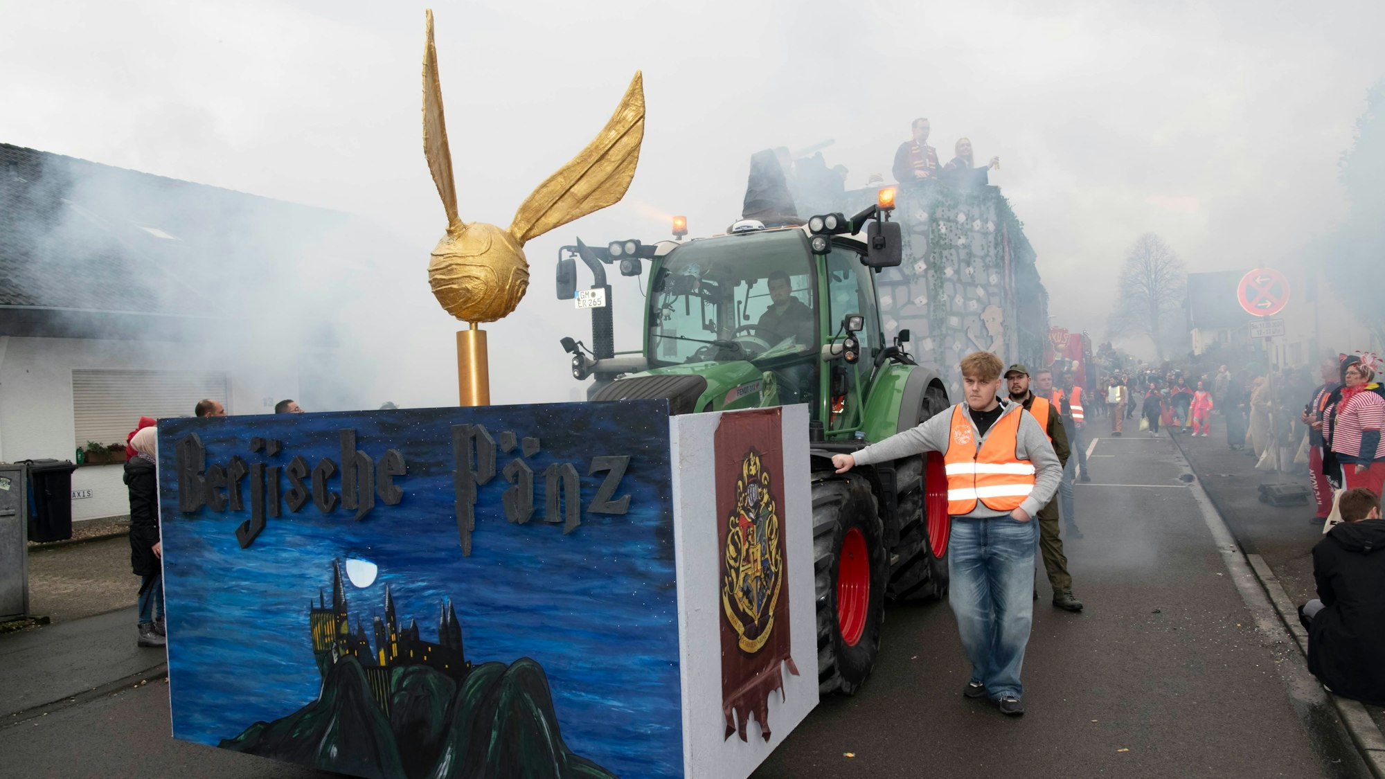 Ein Karnevals-Mottowagen zum Thema Hogwarts, mit einem goldenen Schnatz vorne auf dem Wagen.
