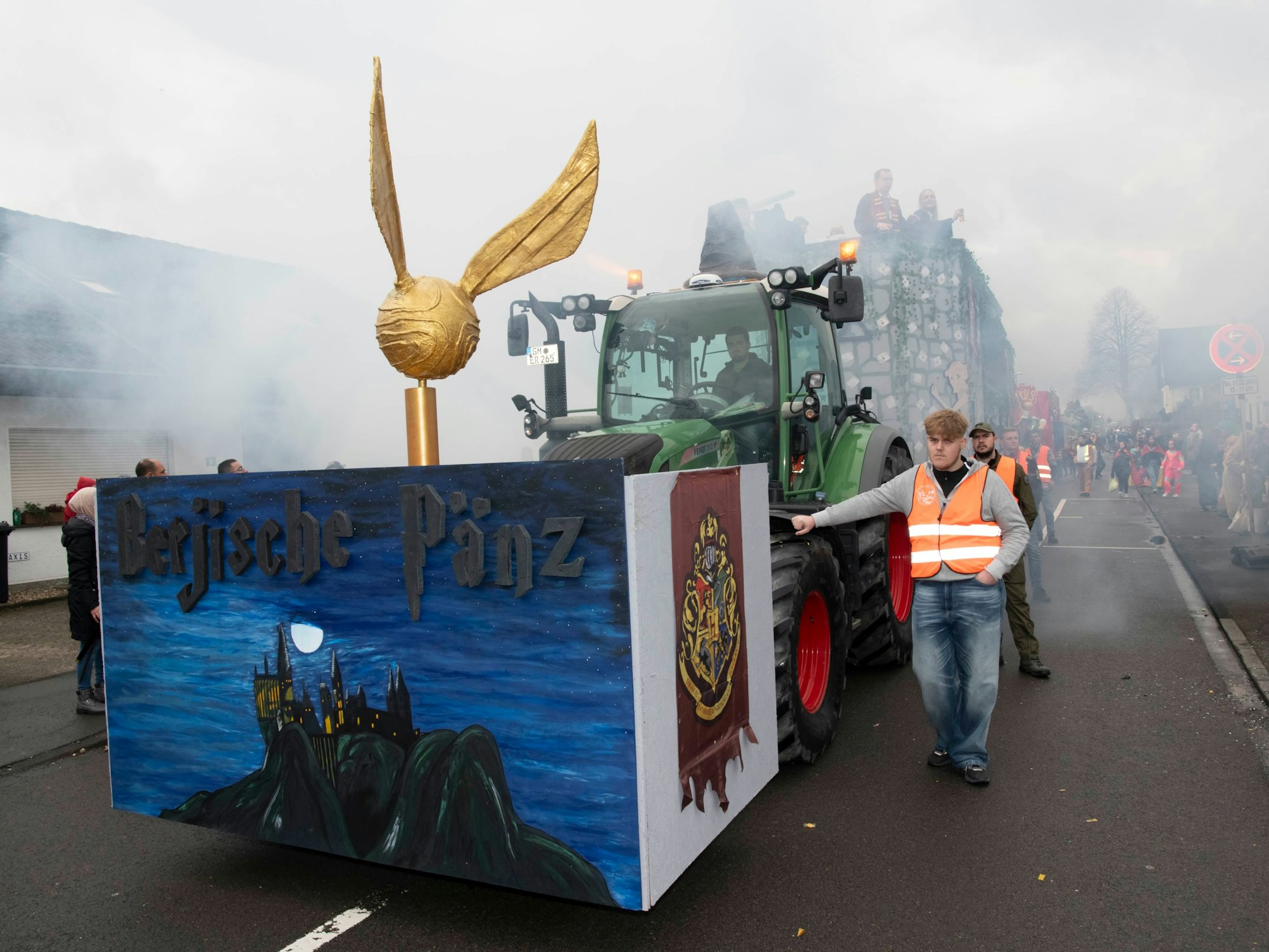 Ein Karnevals-Mottowagen zum Thema Hogwarts, mit einem goldenen Schnatz vorne auf dem Wagen.