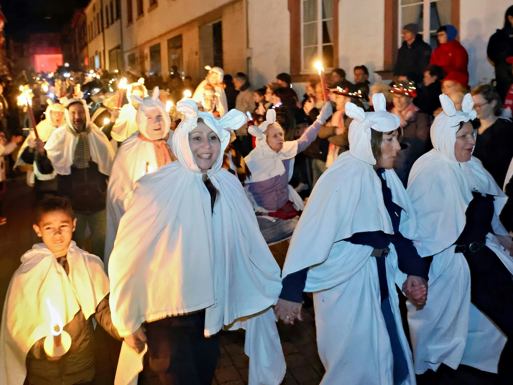 Der Zug der Geister zieht kreischend durch die Straßen von Blankenheim. Die Teilnehmer sind mit weißen Bettlaken verkleidet, viele tragen Pechfackeln.