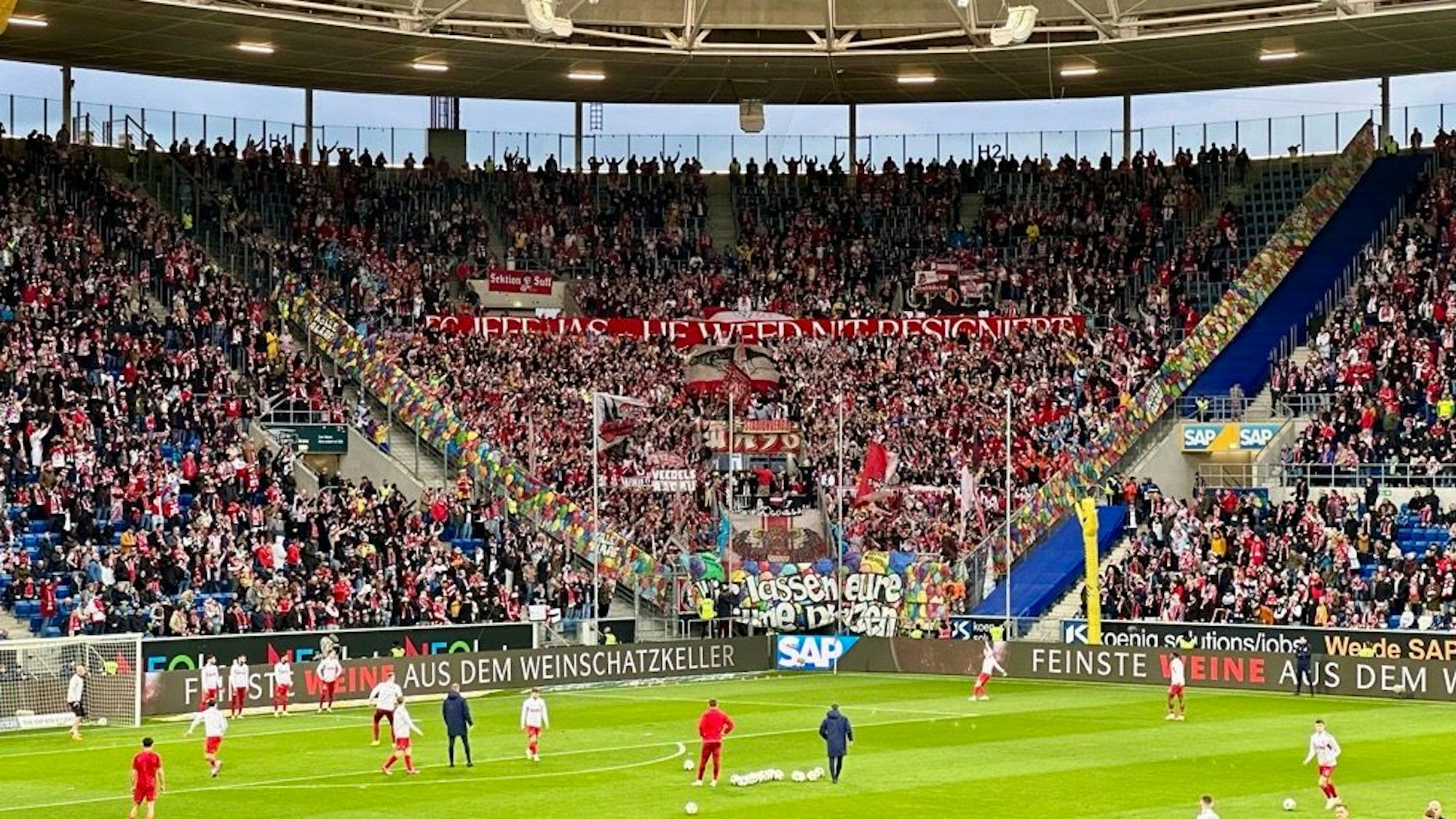 Bunter Gästeblock des FC in Hoffenheim