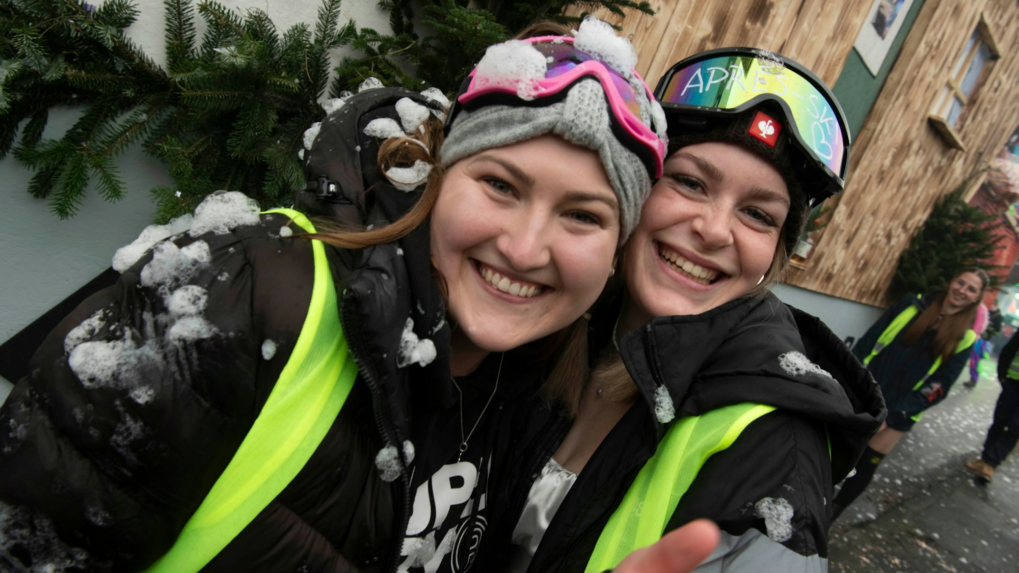 Zwei junge Frauen, die sich als Skifahrerinnen kostümiert haben.