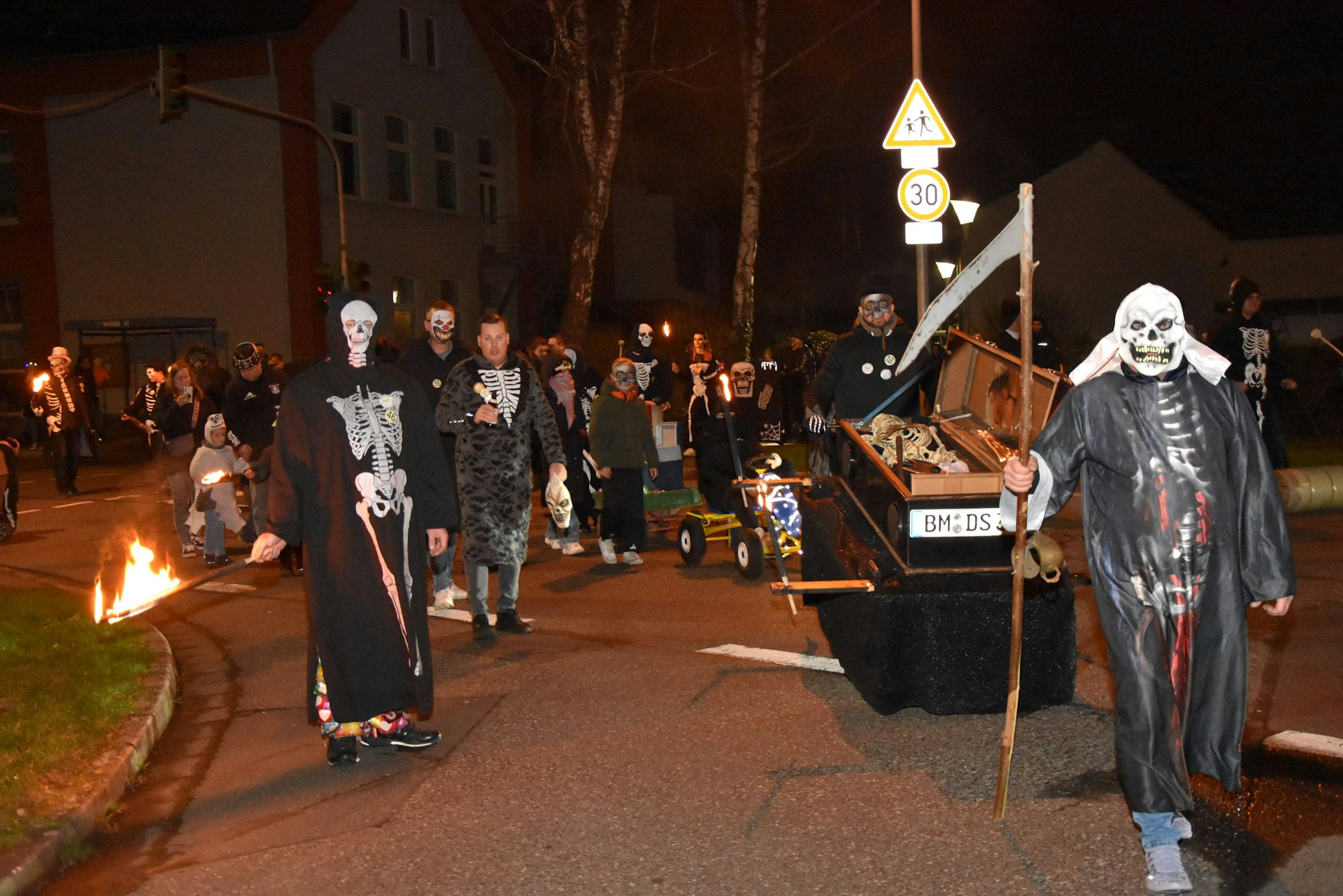 Die Geister brachen am Freitagabend mit gruseiligen Kostümen und viel Lärm zum traditionellen Geisterzug durch Berrendorf auf.
