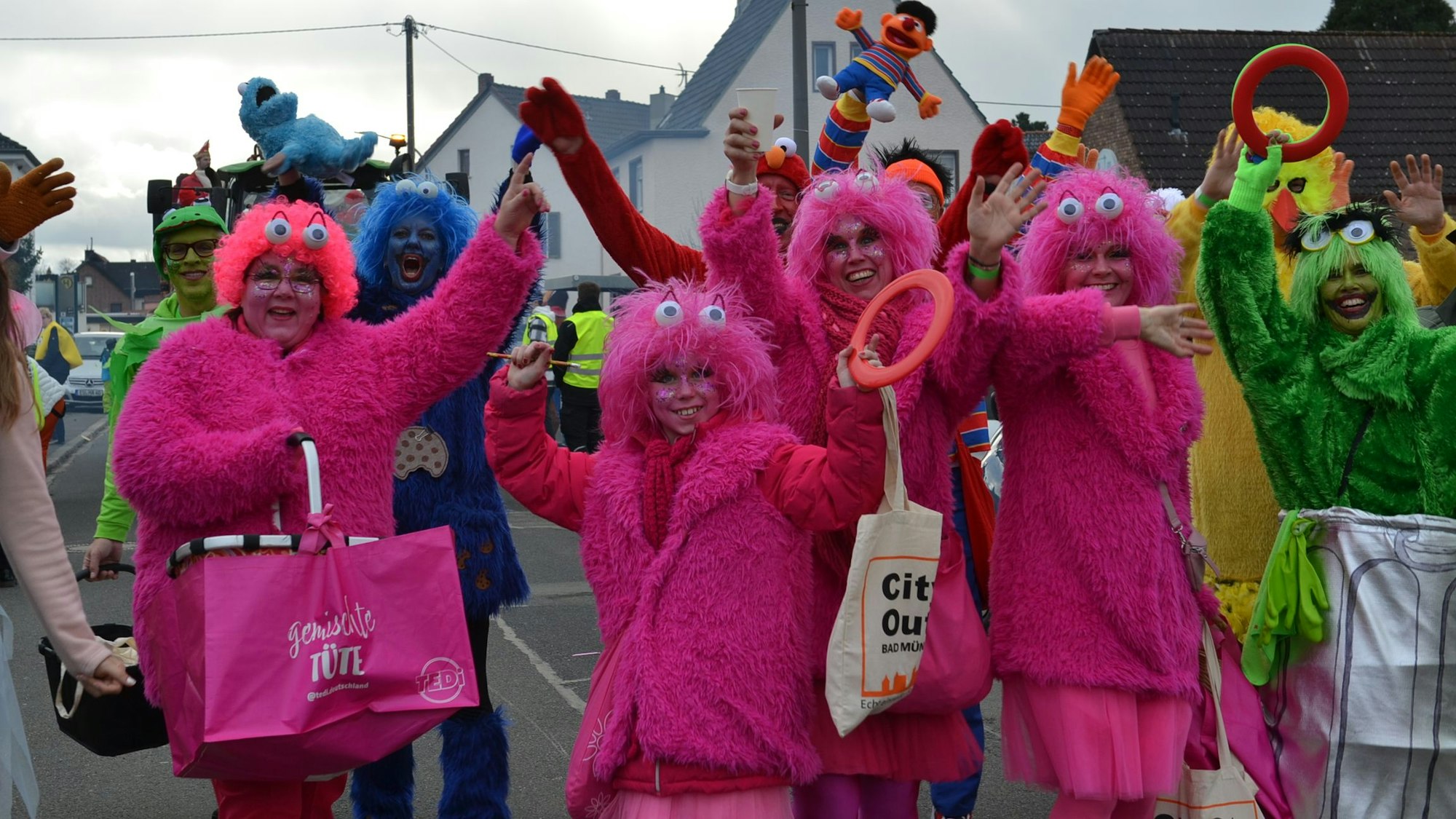Plüsch-Kostüme in pink, blau, gelb und grün tragen die Karnevalisten, die die  Sesamstraße als Motto haben.