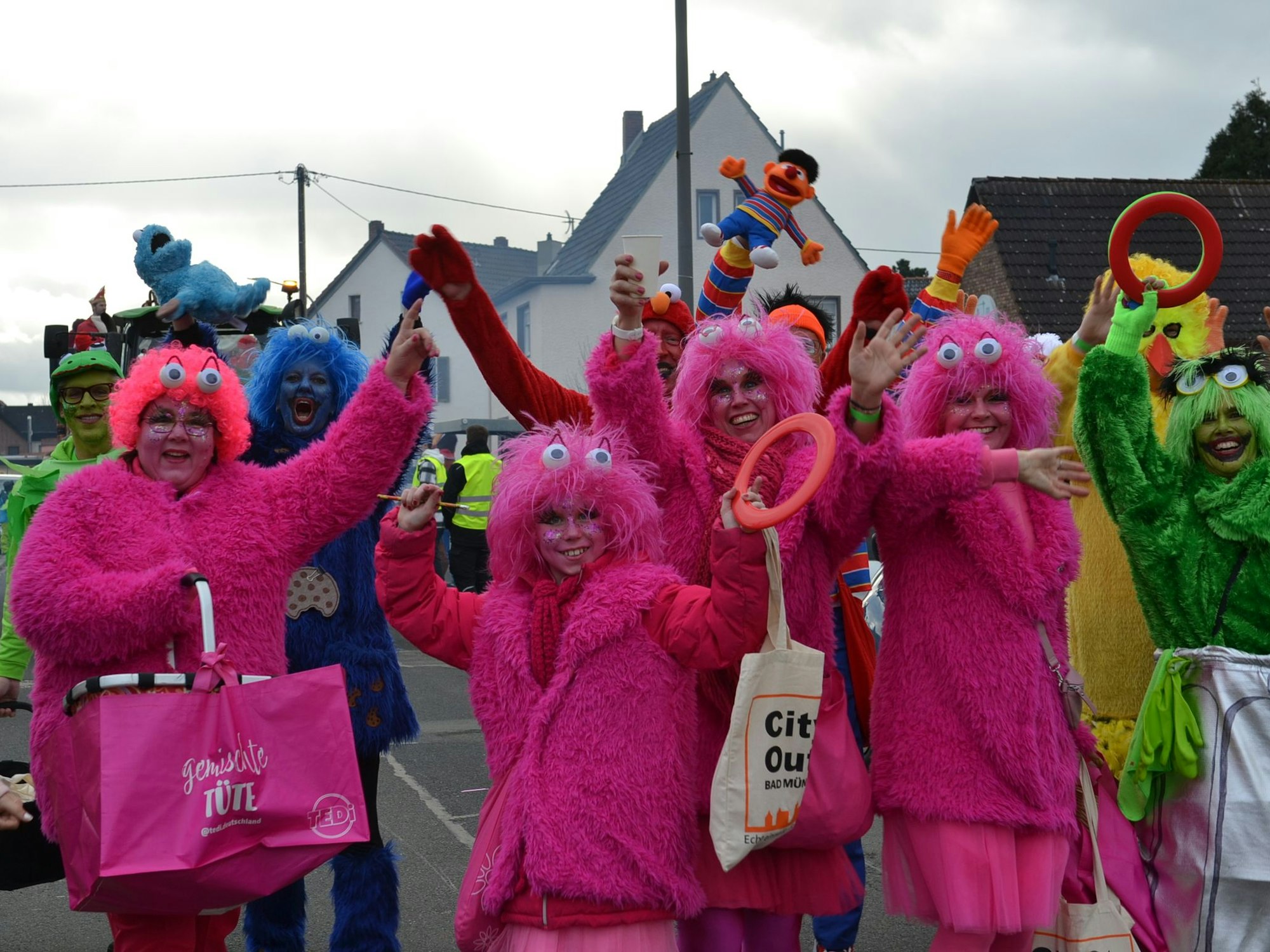 Plüsch-Kostüme in pink, blau, gelb und grün tragen die Karnevalisten, die die Sesamstraße als Motto haben.