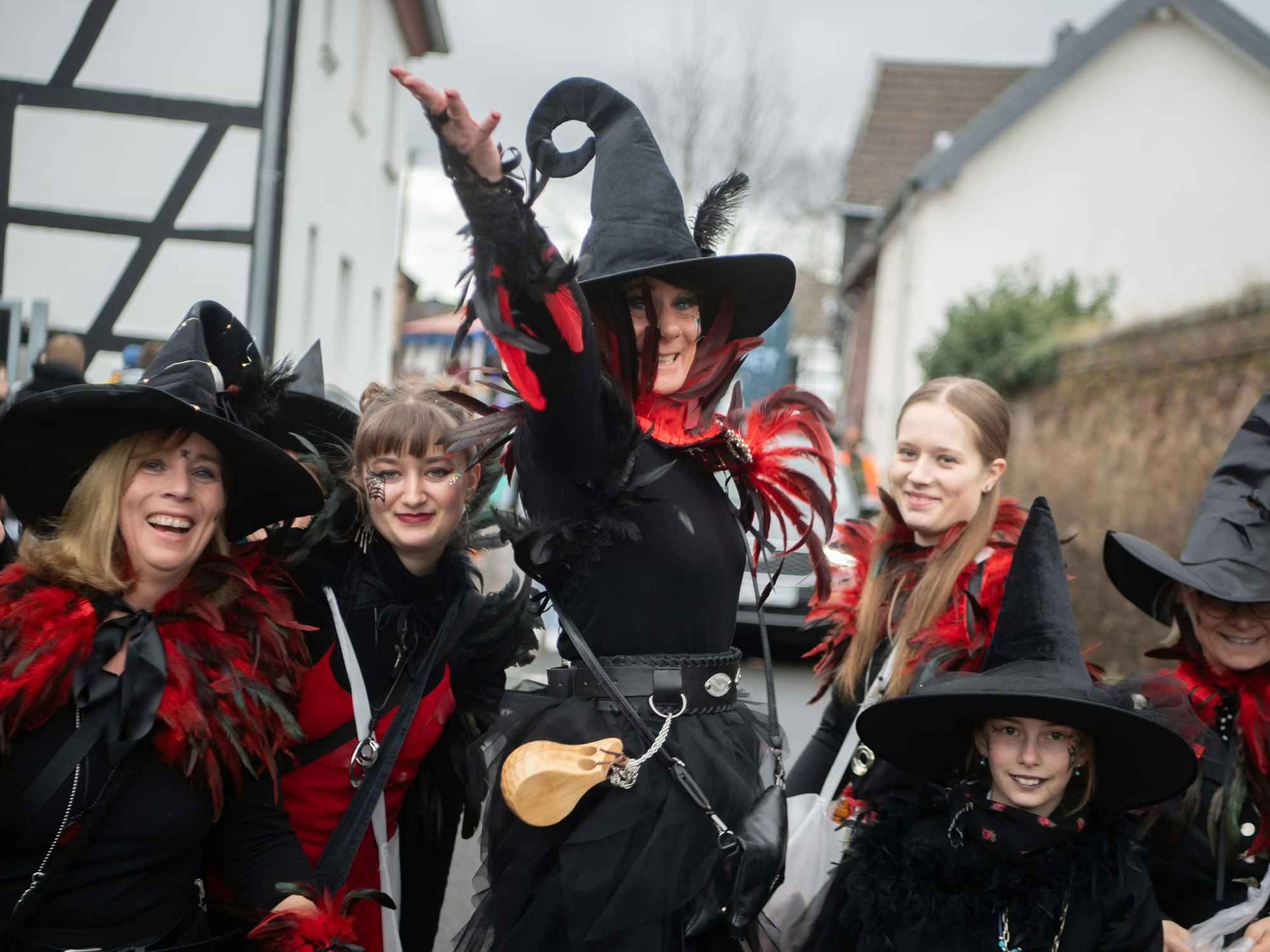 Eine Gruppe als Hexen verkleideter Jecke feiert den Zoch in Kuchenheim.