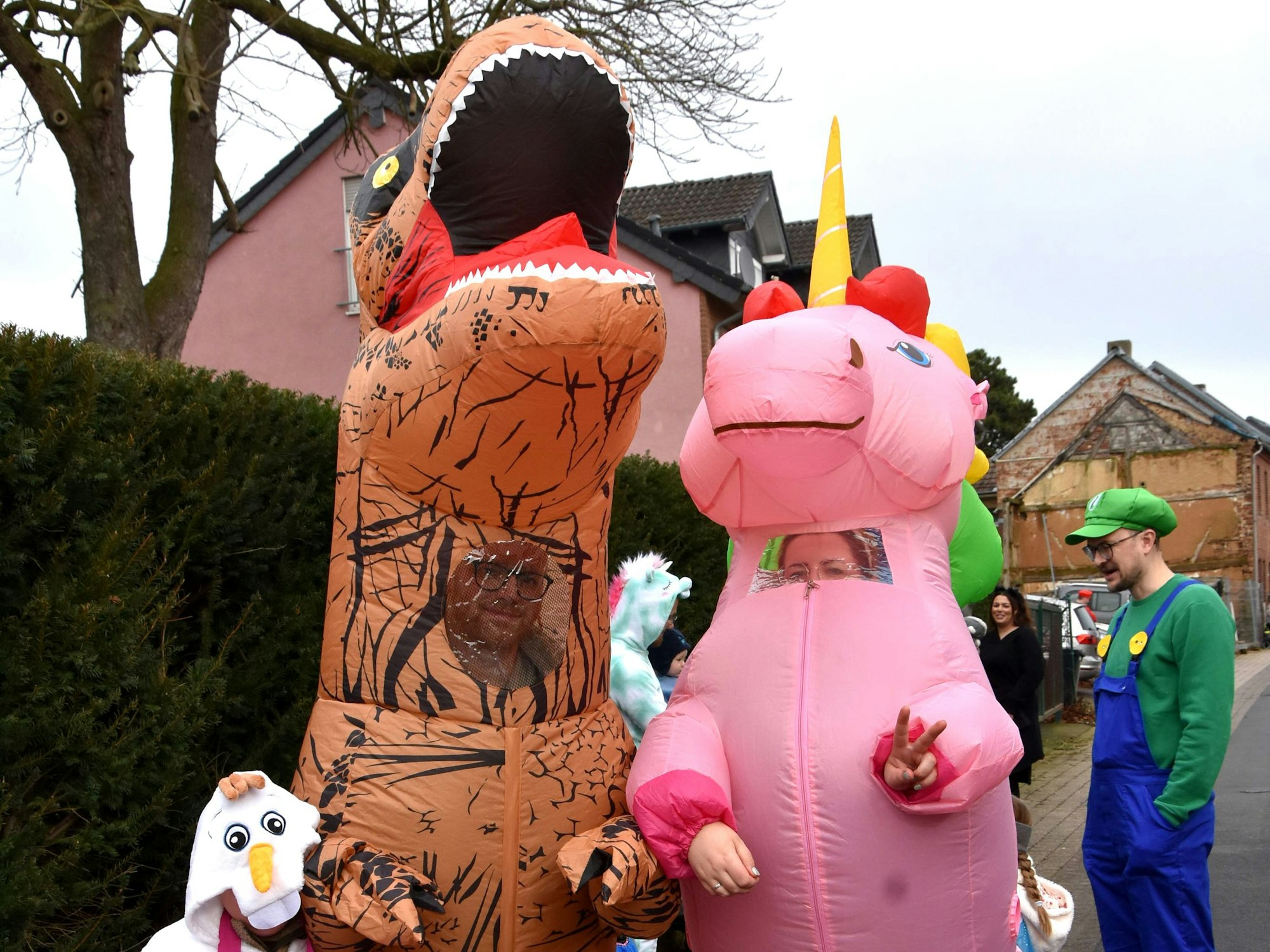 Karneval2024, Zug Bedburg-Kirchtroisdorf, Bildbeschreibung: Schlümpfe, Einhorn und Krokodil gehörten zu den originellen Kostümen am Zugrand. Foto: Dietmar Fratz