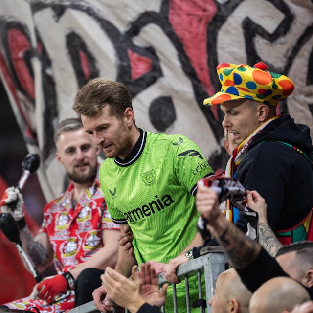 Lukas Hradecky von Bayer 04 Leverkusen bei den Fans auf der Tribüne.