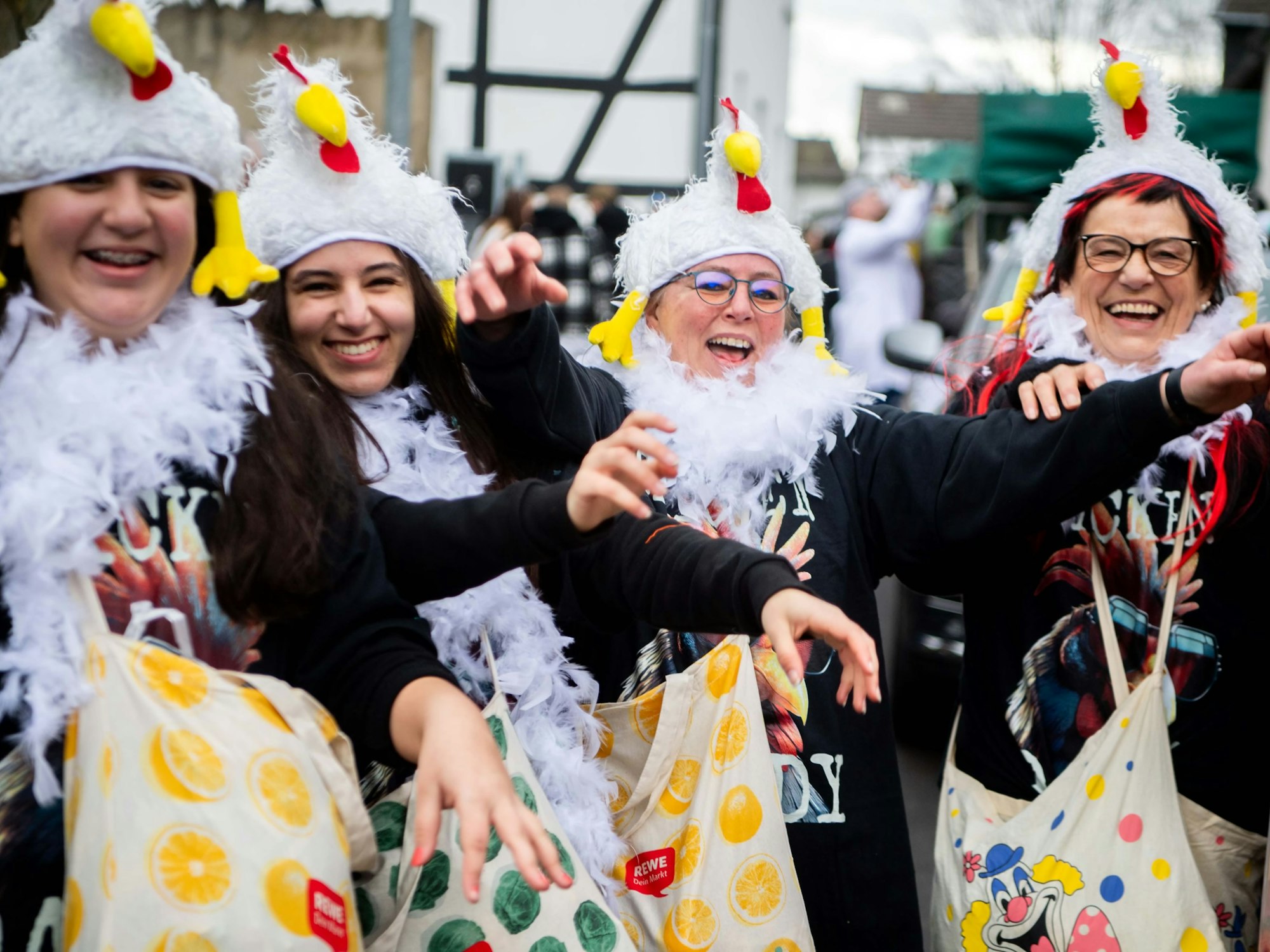Als jecke Hühner sind vier Karnevalistinnen in Kuchenheim verkleidet.