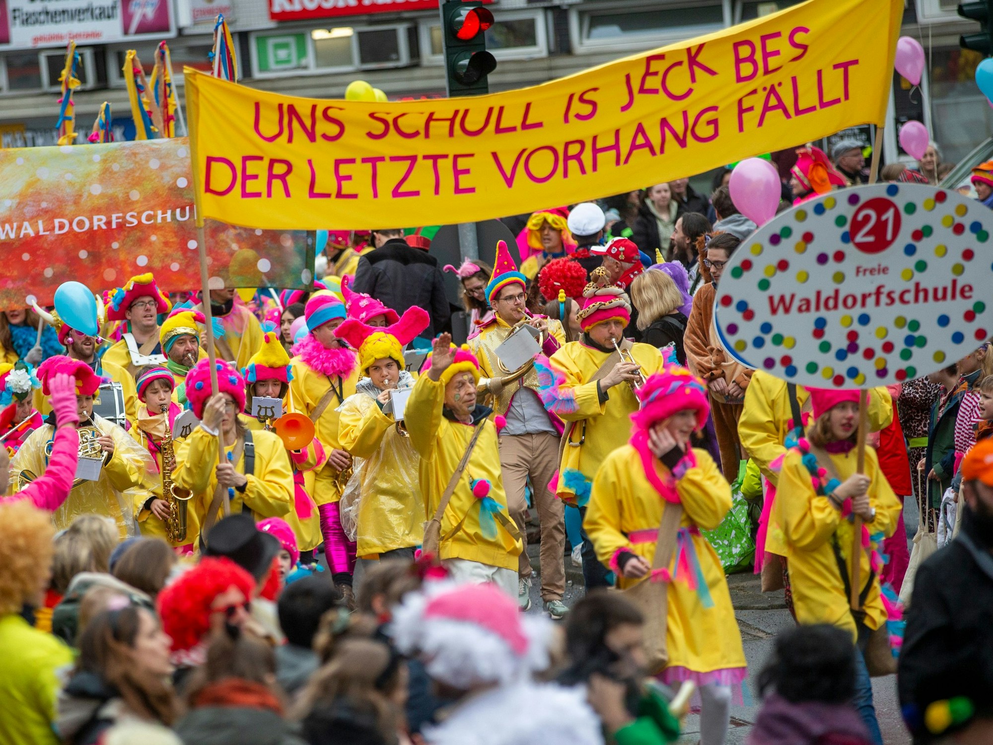 Verschiedene Schulen laufen beim Kölner Schull-und Veedelszöch mit.