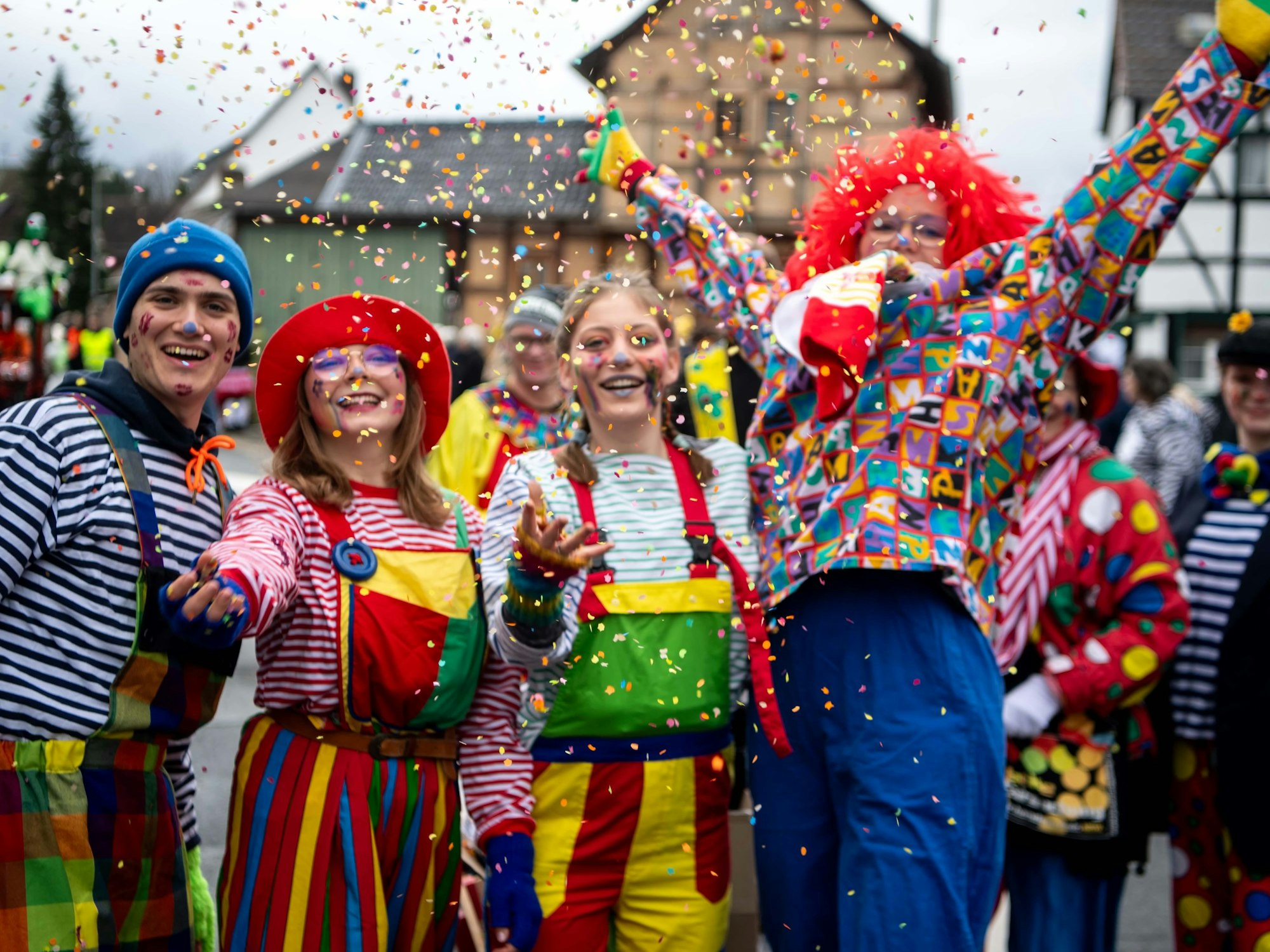 Bunte Clowns feiern in Kuchenheim.