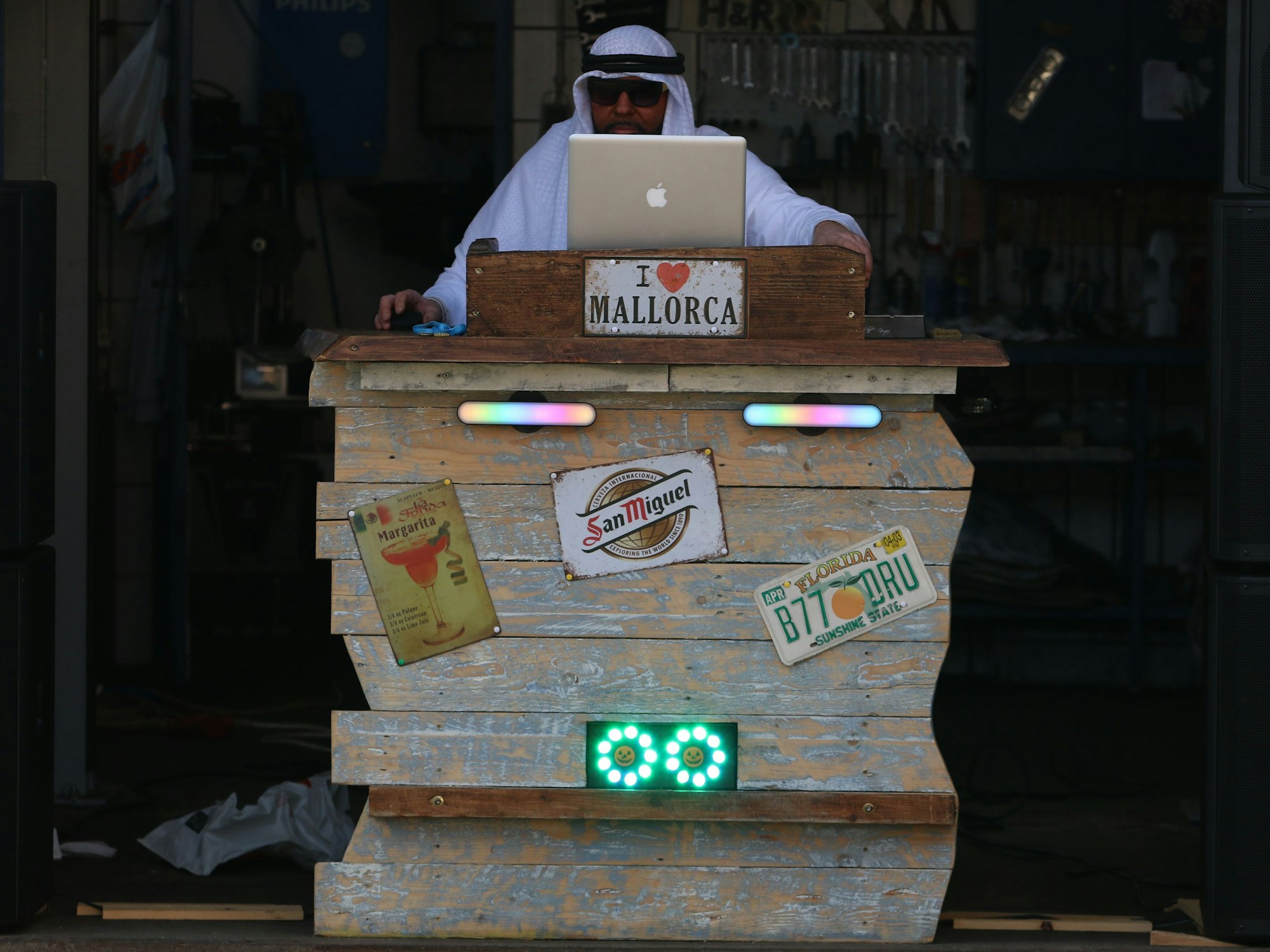 Nein das ist kein Sarg, das ist ein DJ-Pult in Saudi-Roitzheim.