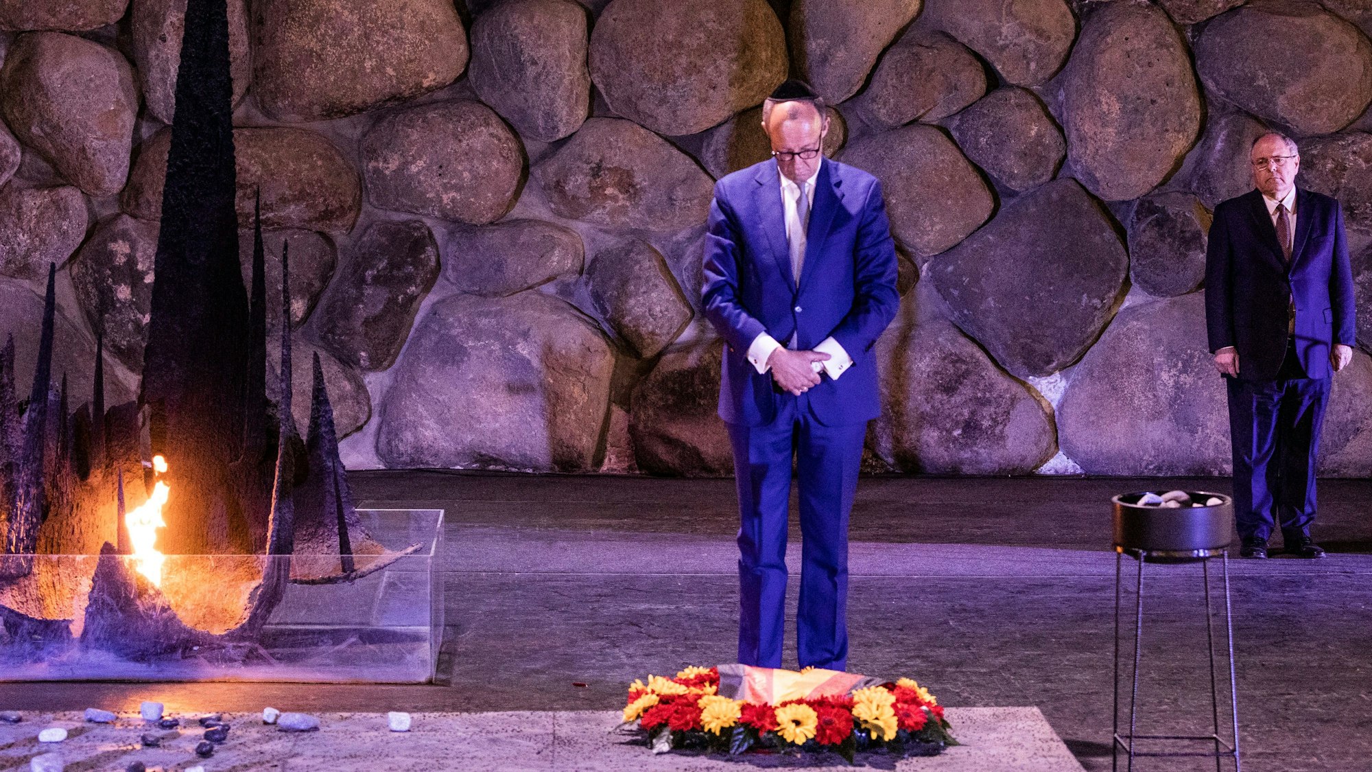Friedrich Merz, CDU-Vorsitzender und Chef der Unions-Bundestagsfraktion, legt 2023  bei seinem Besuch der Holocaust-Gedenkstätte Yad Vashem einen Kranz in der Halle des Gedenkens nieder. In dieser Woche reist er erneut nach Israel.