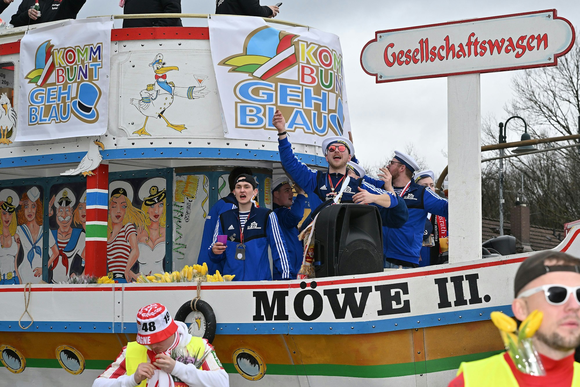 Maritimes Flair brachte auch das Schiff „Möwe III.“ in den Karnevalszug in Rösrath-Forsbach.