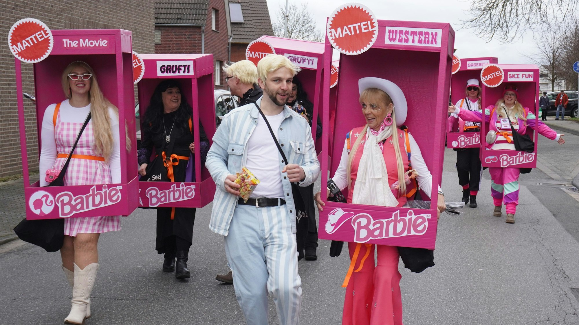 Barbie und Ken gingen durch den Stadtteil Büsdorf.