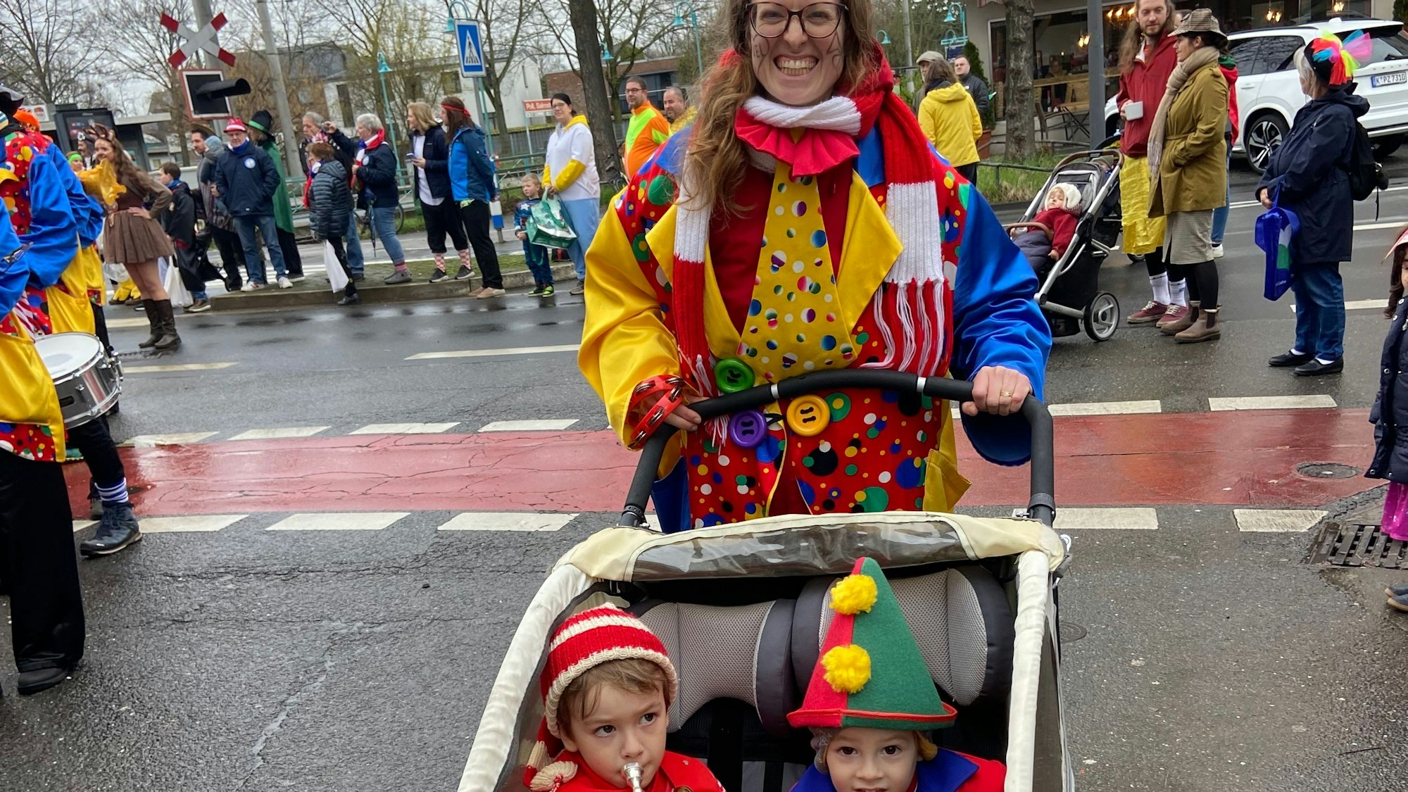 Ein familiärer kölscher Zoch: der Veedelszug in Poll am Karnevalssonntag