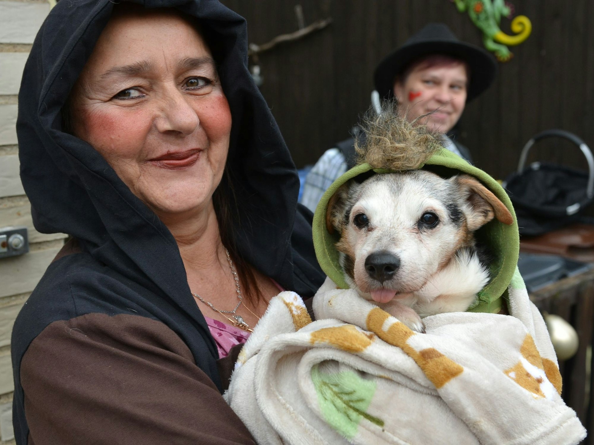 In Mülheim/Wichterich hat auch ein Hund ein Karnevalskostüm in Form einer witzigen Decke an.