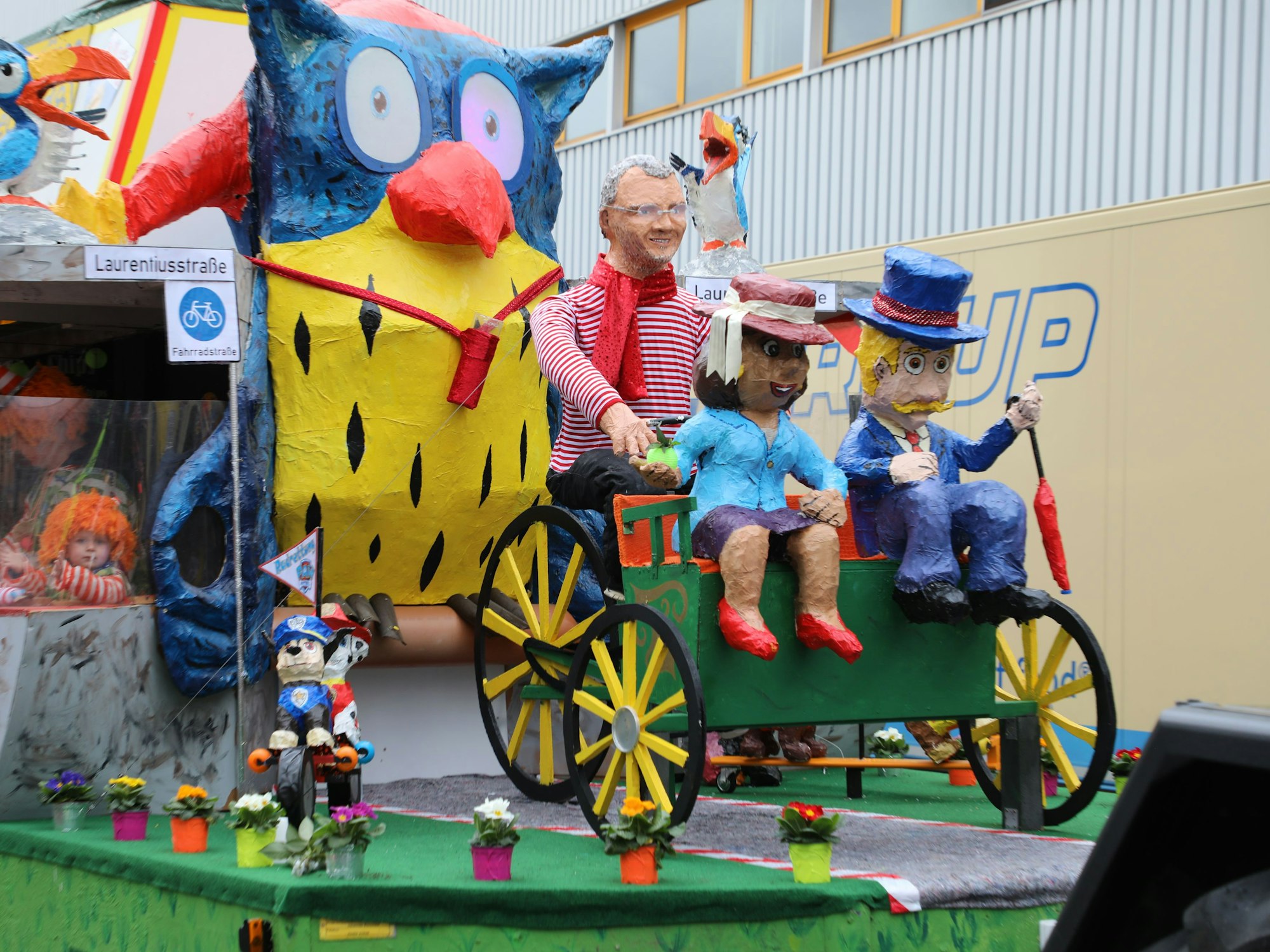 Eine Figur von Bürgermeister Frank Stein als Rikschafahrer ist auf dem Wagen der Schluppühle montiert.