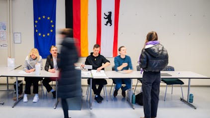 Wahlberechtigte geben im Wahllokal 107 in der Linienstraße 162 in Berlin-Mitte ihr Stimme bei der Teilwiederholung der Bundestagswahl ab.