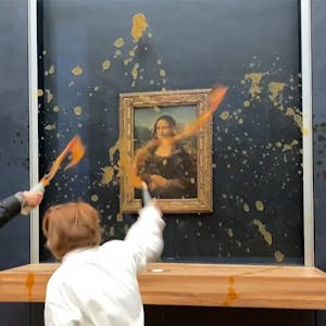 Erst vergangenen Monat bewarfen zwei Umweltaktivisten im Pariser Louvre die „Mona Lisa“ von Leonardo da Vinci mit Suppe