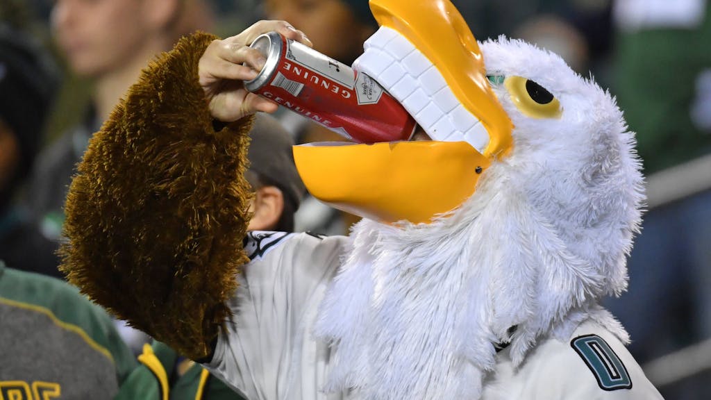 Ein NFL-Fan gönnt sich im Adler-Kostüm ein Bier.