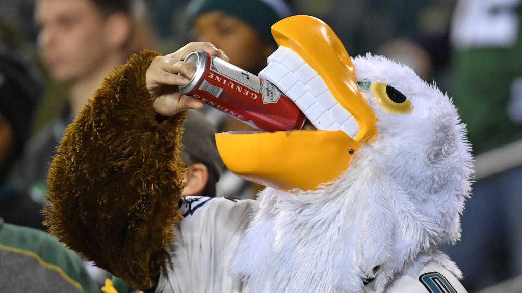 Ein NFL-Fan gönnt sich im Adler-Kostüm ein Bier.