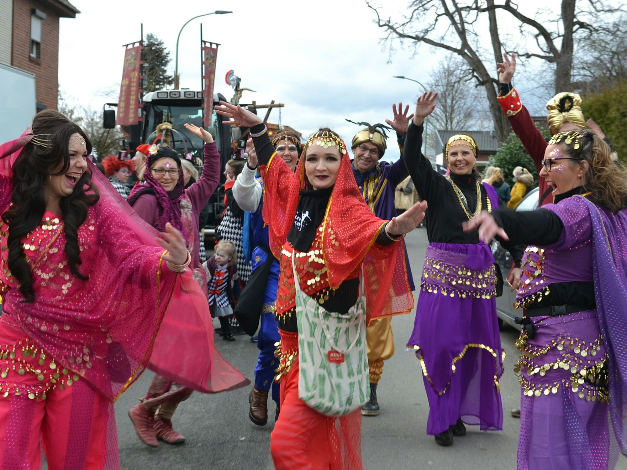 Selbst in Bollywood hat sich die gute Stimmung des Füssenicher Karnevals bereits herumgesprochen.
