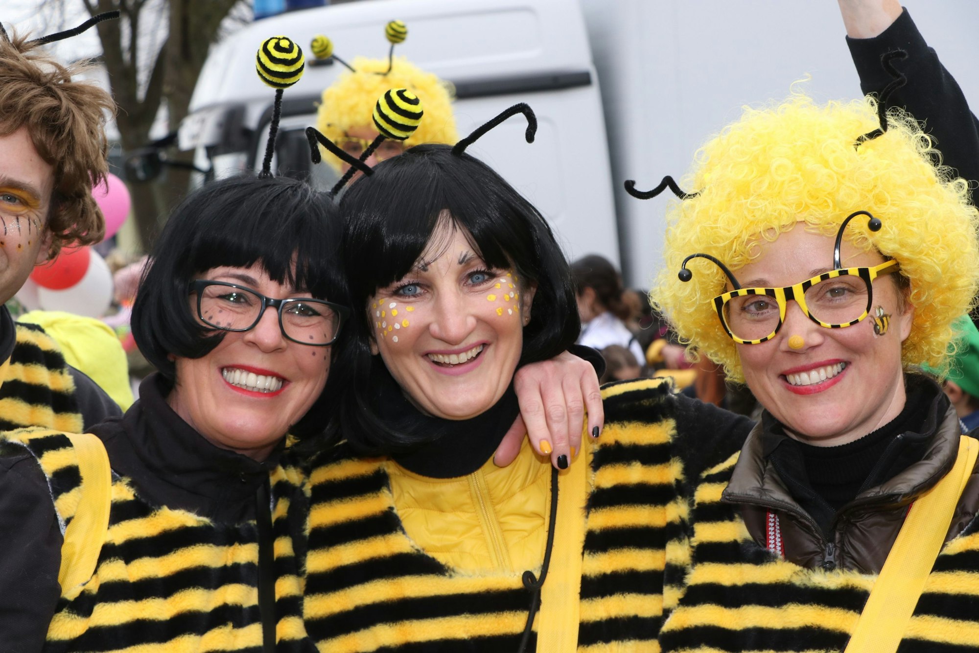 Auf dem Bild als Bienen verkleidete Freundinnen zu sehen.