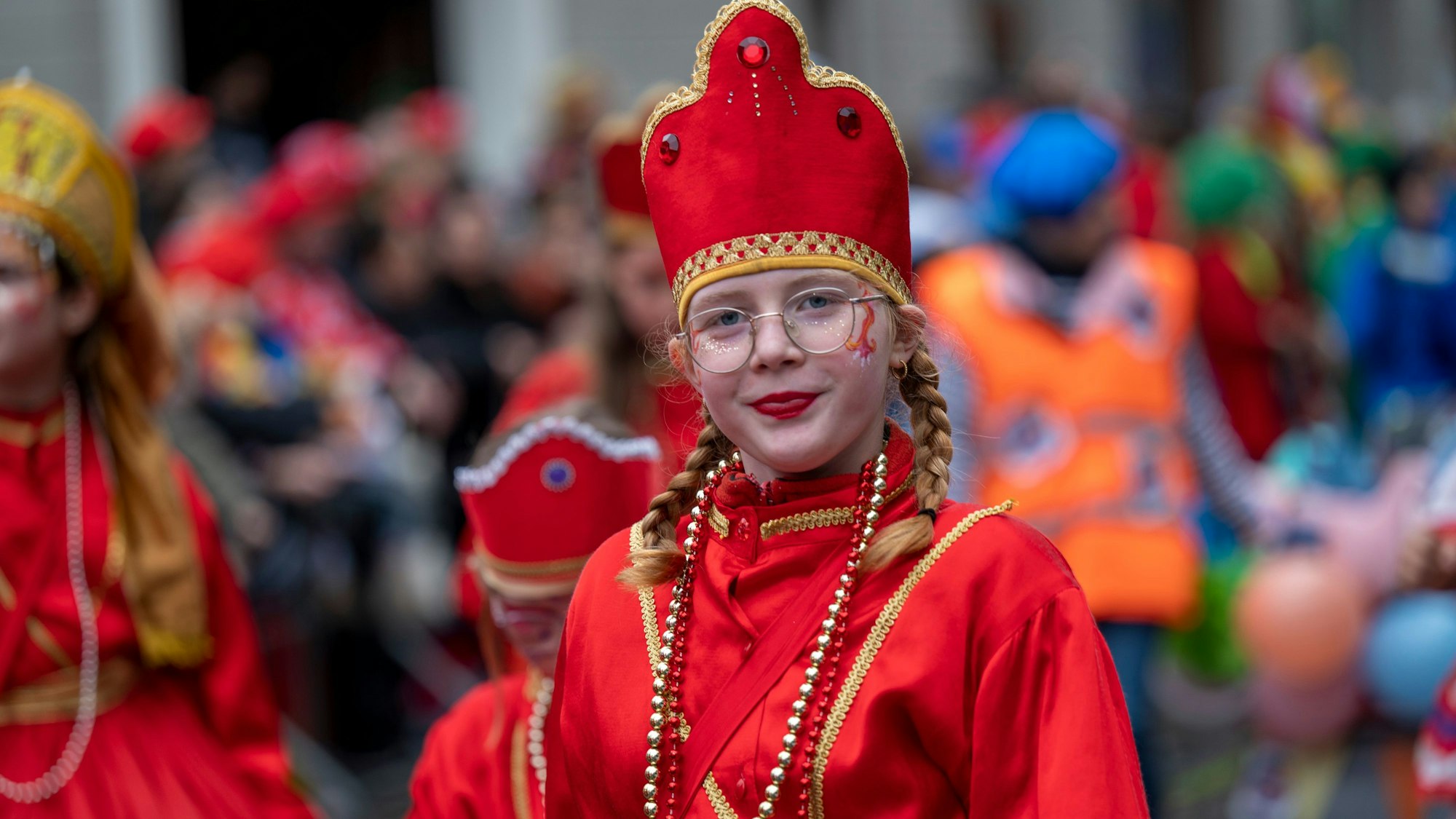 Mit bis zu 100 Personen pro Gruppe ziehen die Schull- un Veedelzöch am Karnevalssonntag von der Sverinstorburg aus auf dem Zugweg des Rosenmontagszuges durch die Stadt.