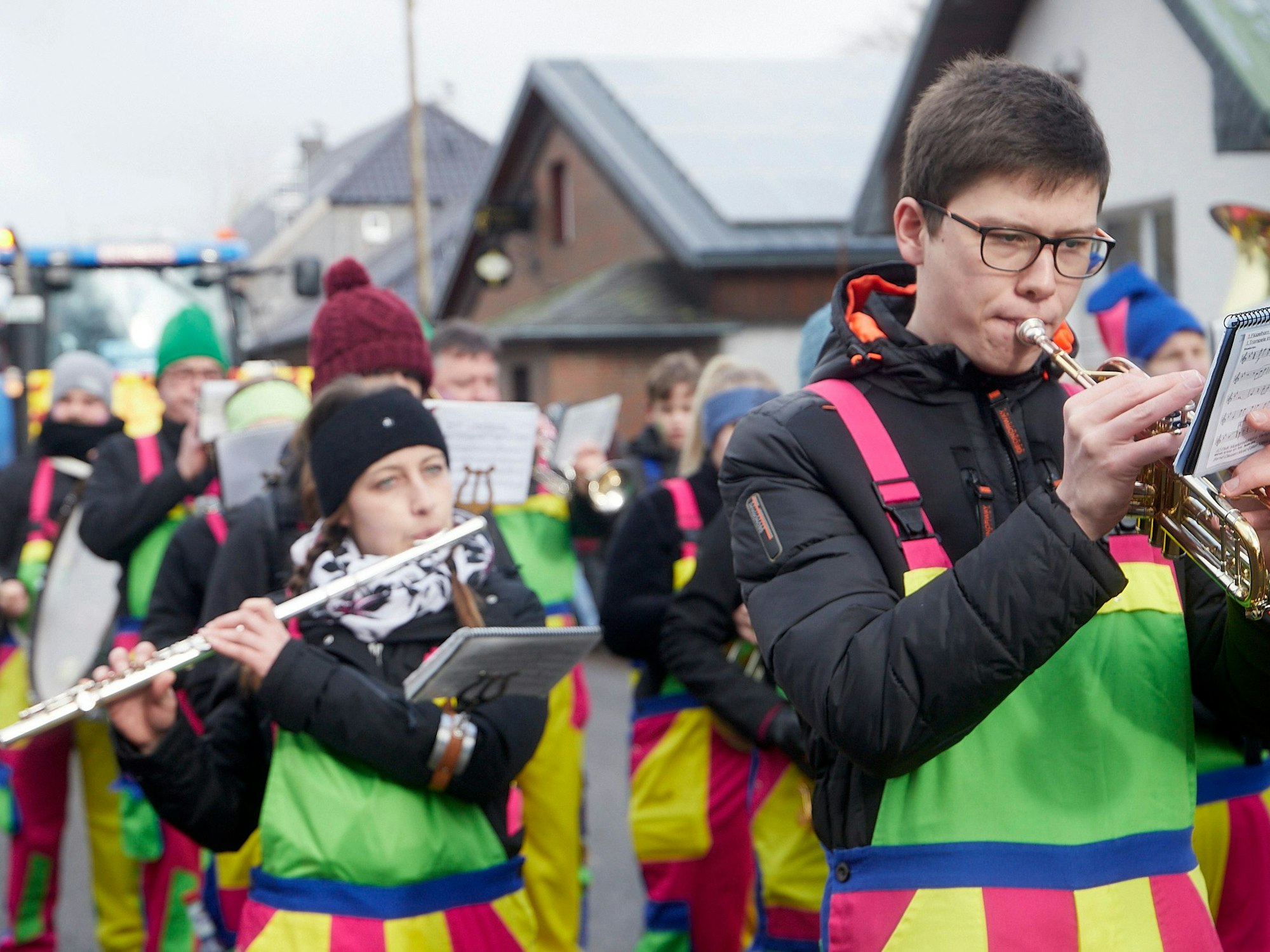 Die Aktiven eines Musikvereins spielen beim Karnevalszug in Udenbreth.