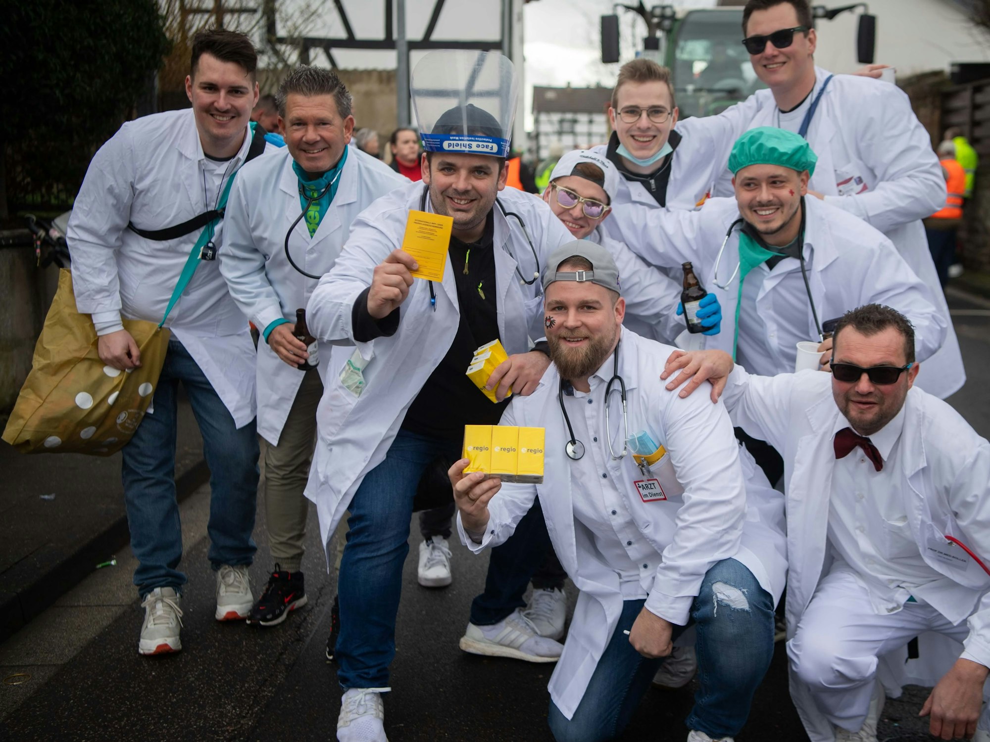 Die Handballer haben sich im Kuchenheimer Karnevalszug als Ärzte verkleidet.