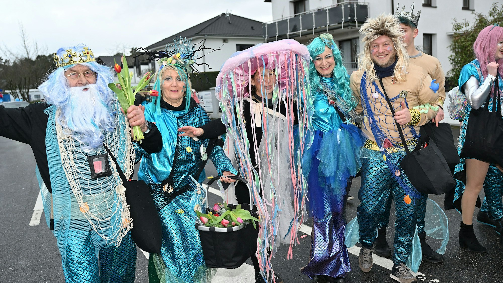 Neptun, Meerjungfrauen und Quallen waren bei den „Jecken Höhnern“ im Karnevalszug in Rösrath-Forsbach zu sehen.