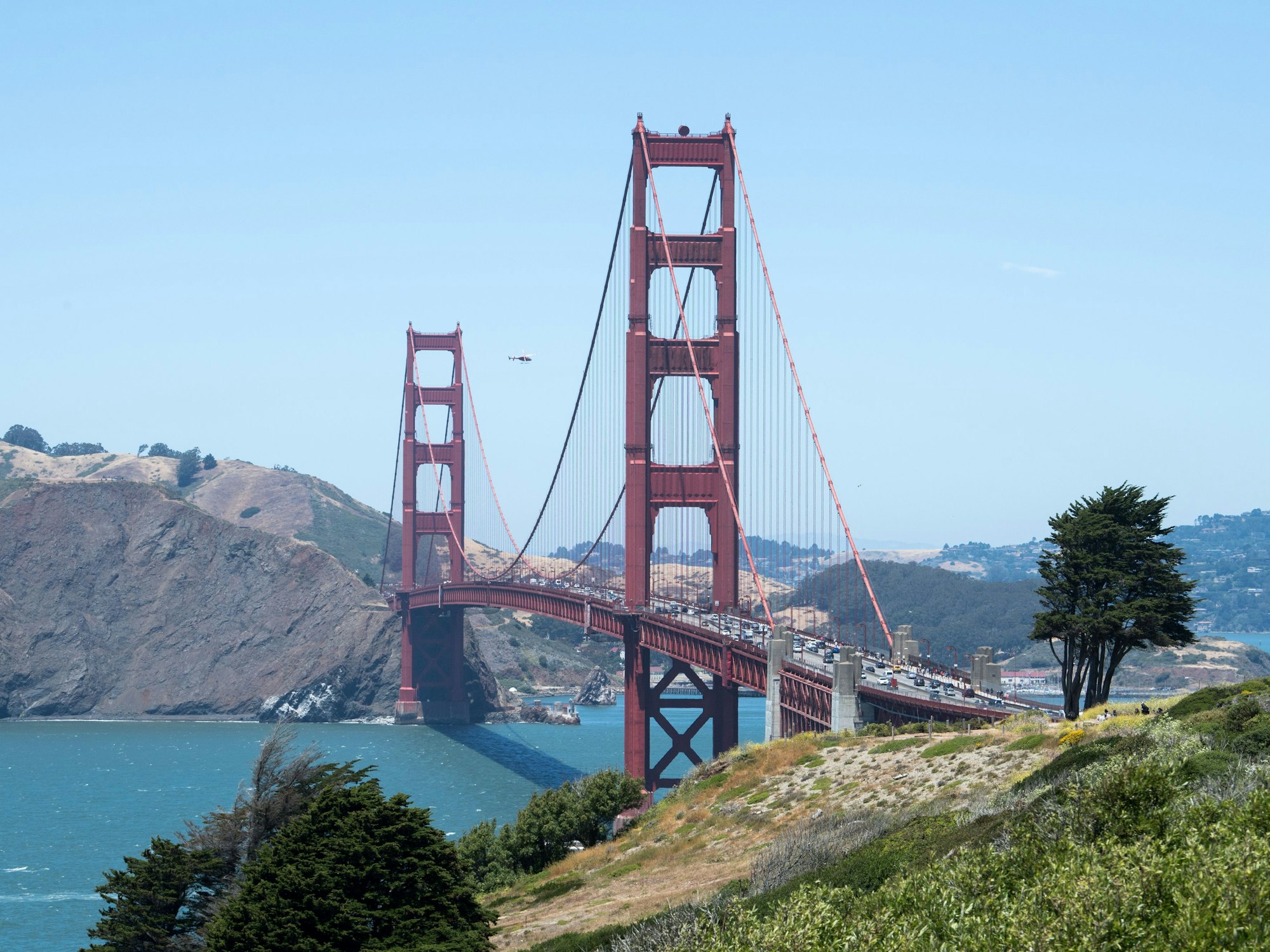 Autos fahren über die Golden Gate Brücke über die San Francisco Bay im Juni 2018.