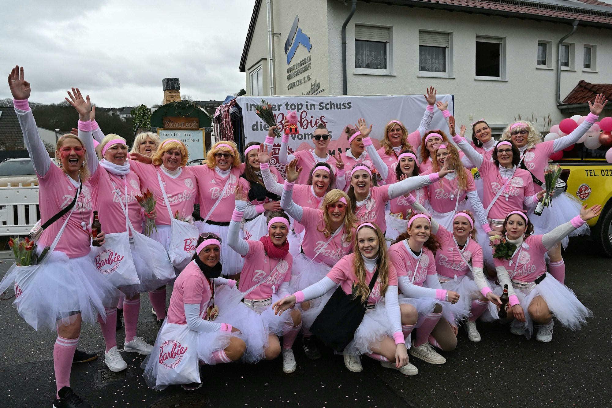 Karnevalszug in Overath: Eine Gruppe rosa-weiß gekleideter Barbies