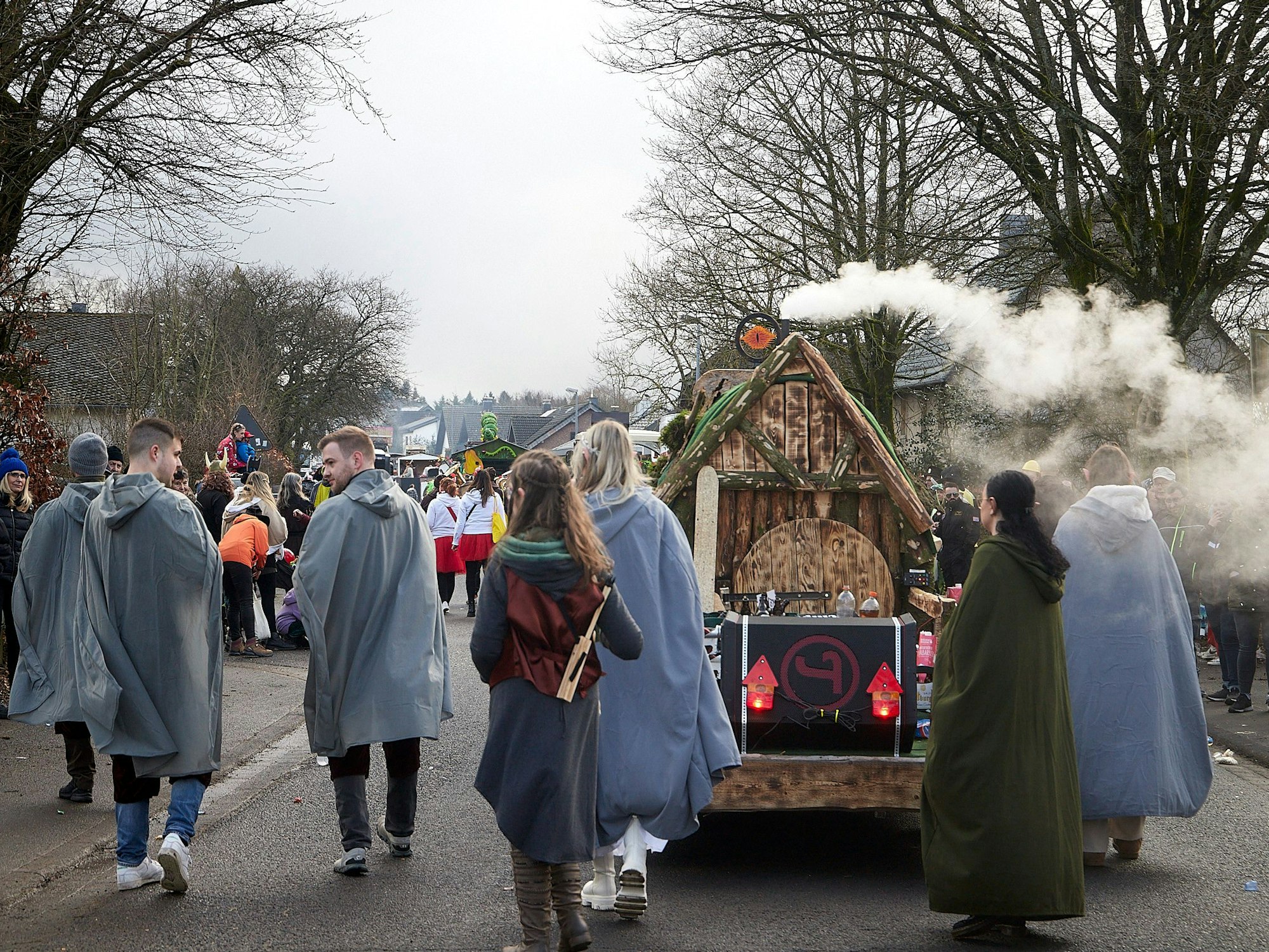 Liebevoll gestaltete Wagen und Kostüme, wie hier die Udenbrether Hobbits, zogen am Sonntag durch Udenbreth.